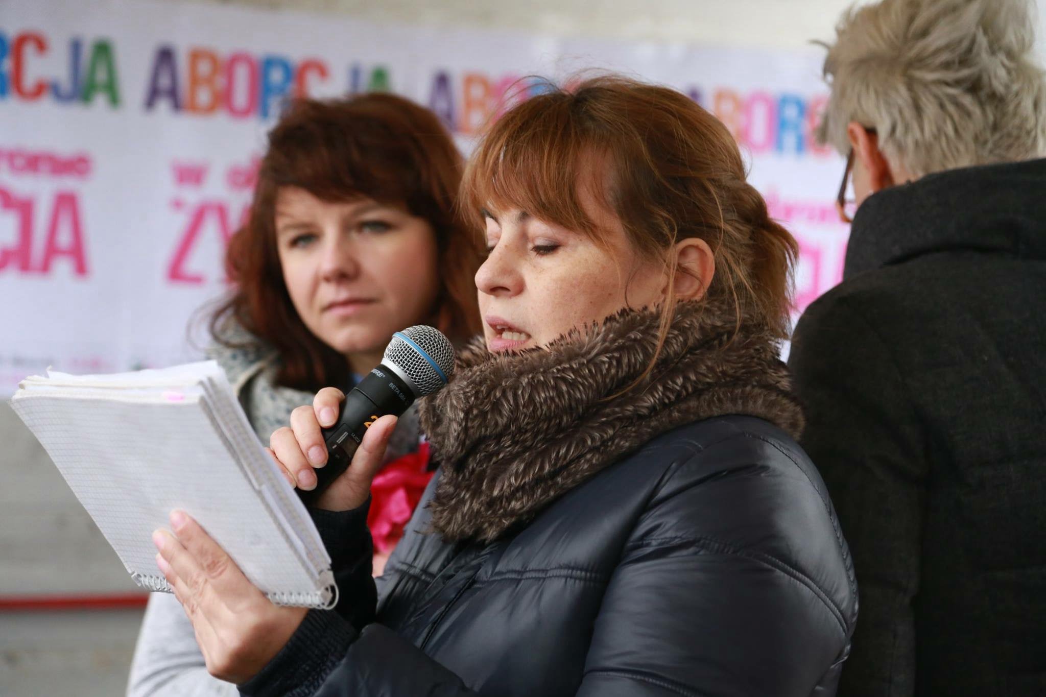 Bíróság elé áll az első nő, akit a lengyel abortusztörvény megsértésével vádolnak