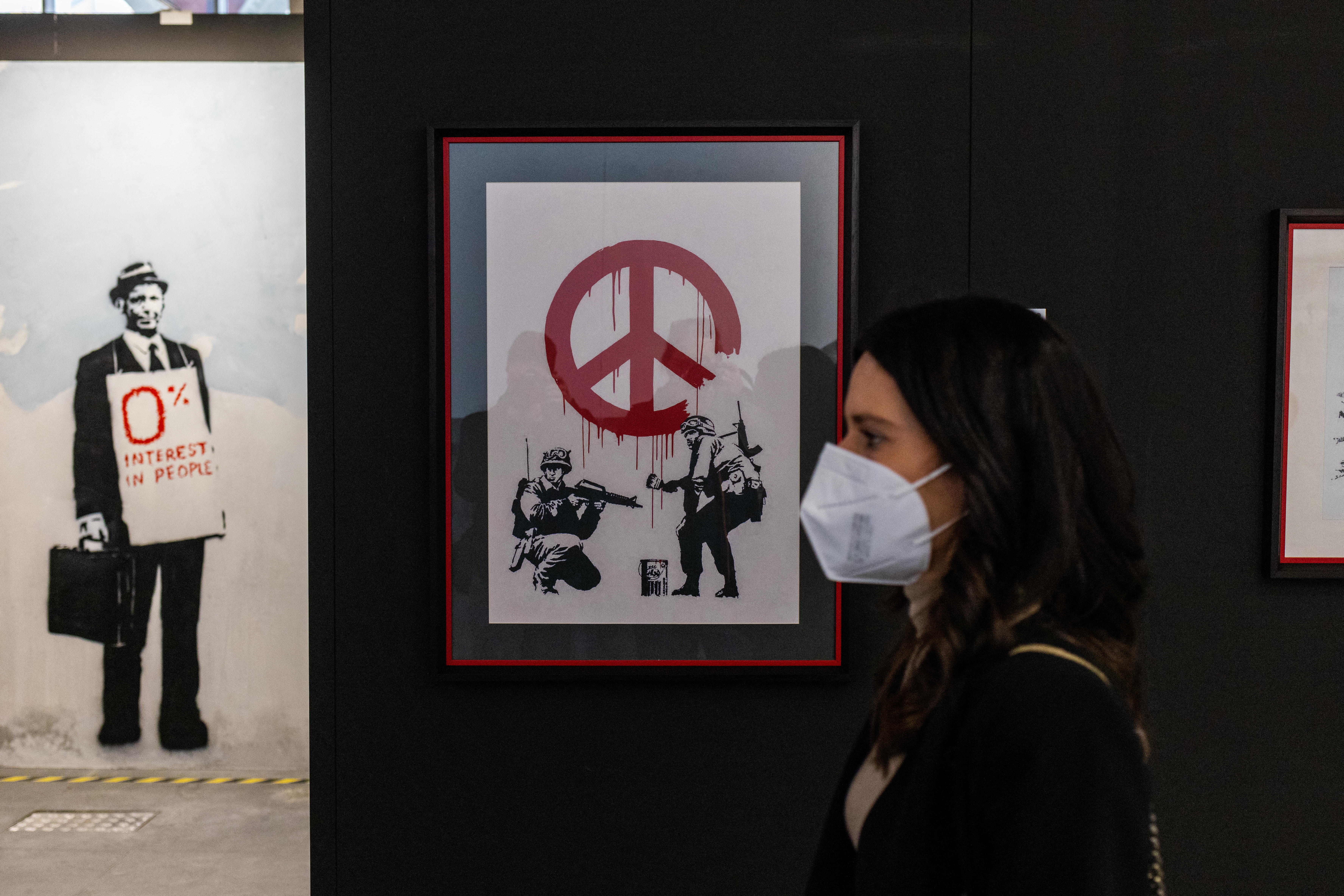 Elárverezték Banksy háborúellenes festményét, a pénzt egy kijevi gyermekkórház kapja