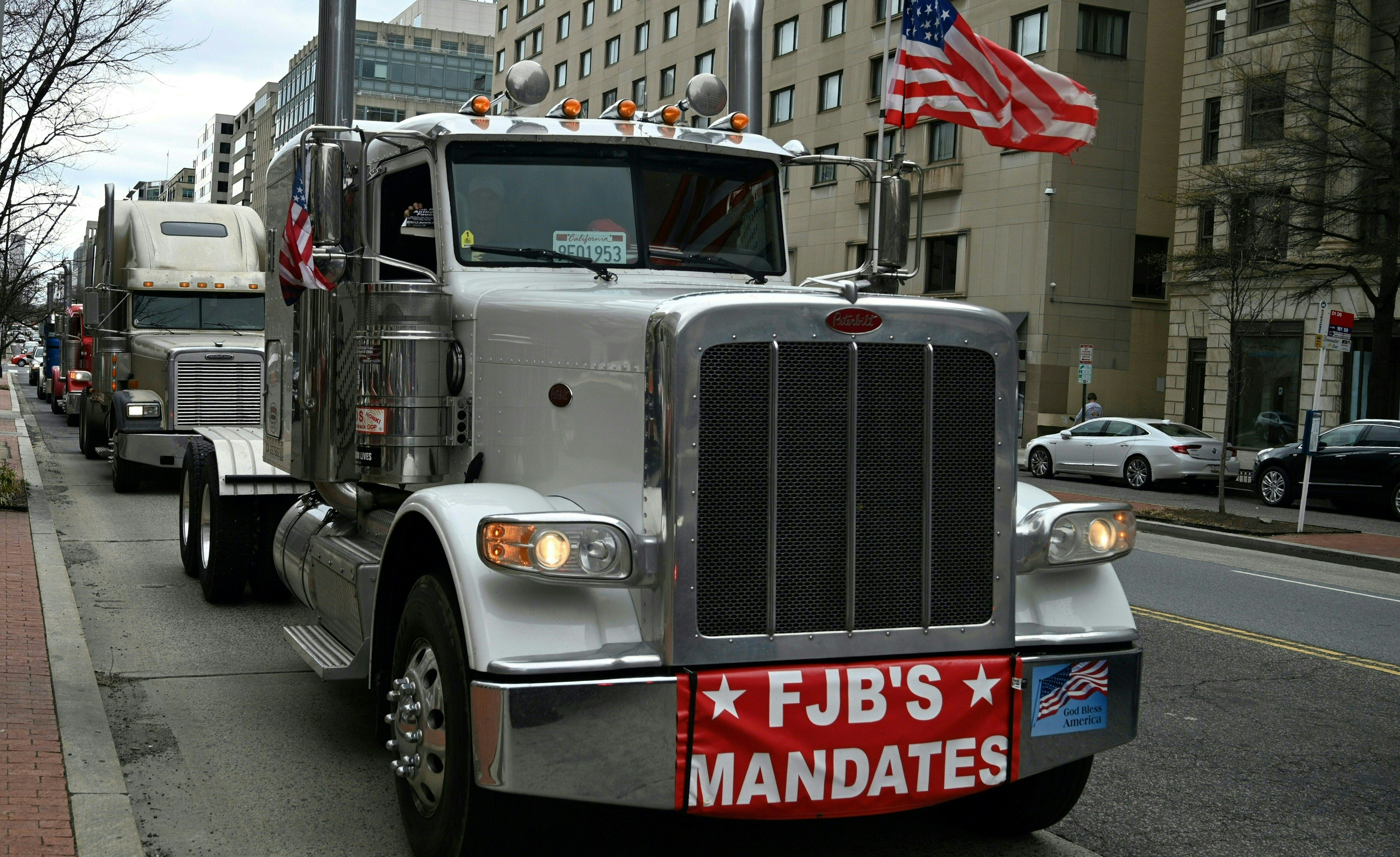 Megunták Washingtont, Kaliforniába gurulnak a kötelező oltás ellen tüntető kamionosok