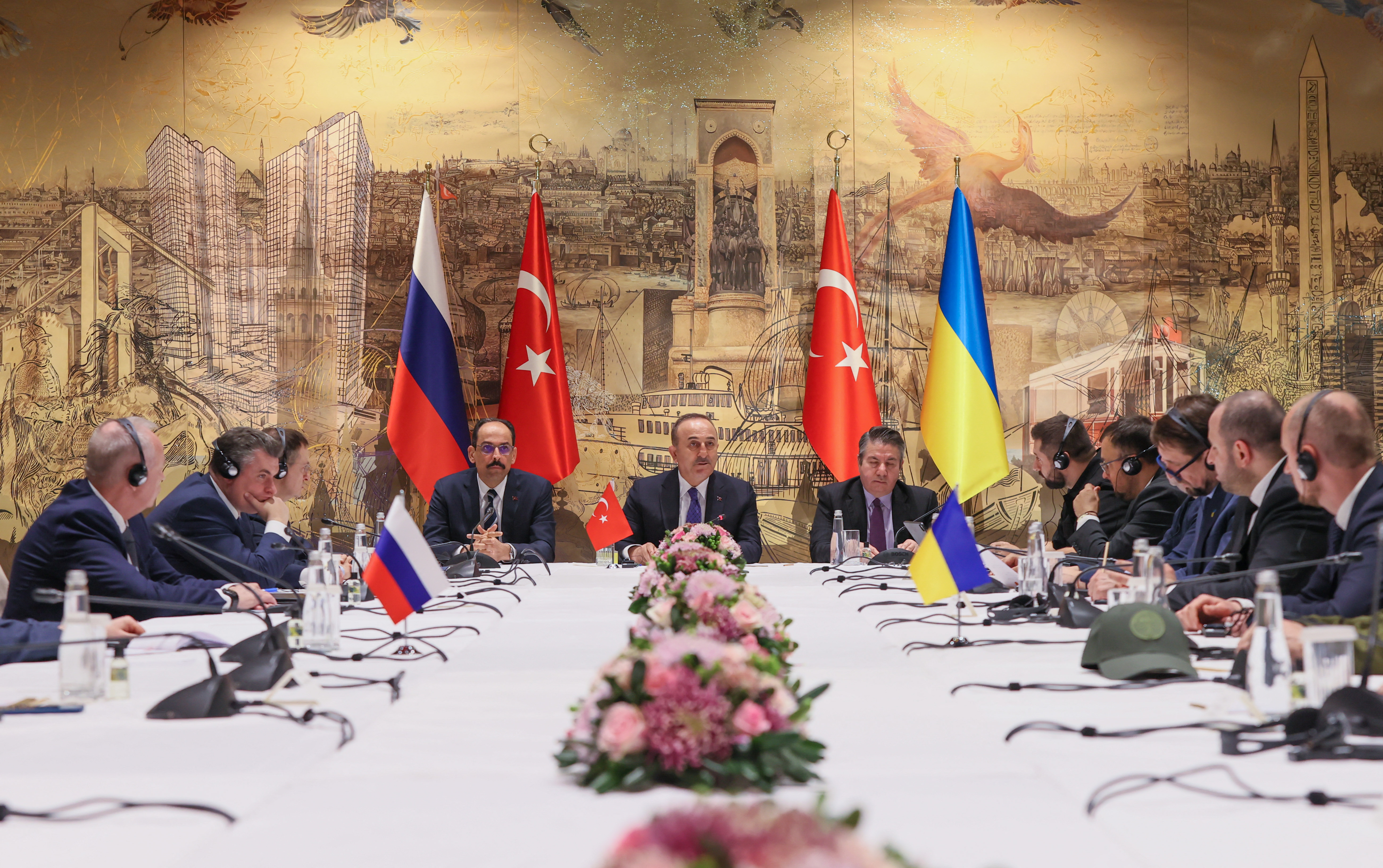 Isztambuli tárgyalások: Ukrajna semlegességet kínál, az oroszok visszafogják magukat Kijev és Csernyihiv környékén