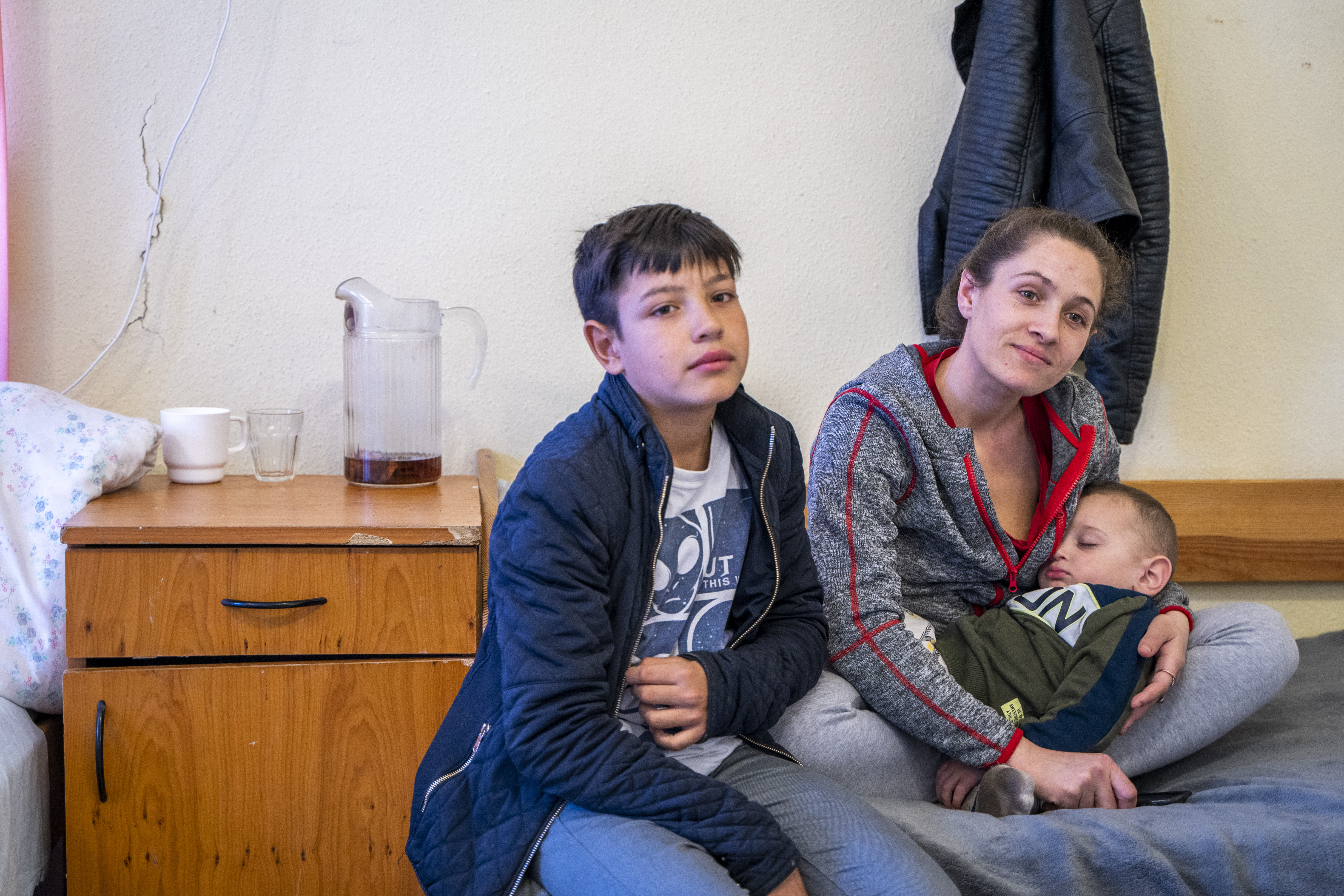 Kárpátaljai menekült anya gyerekeivel Magyarországon