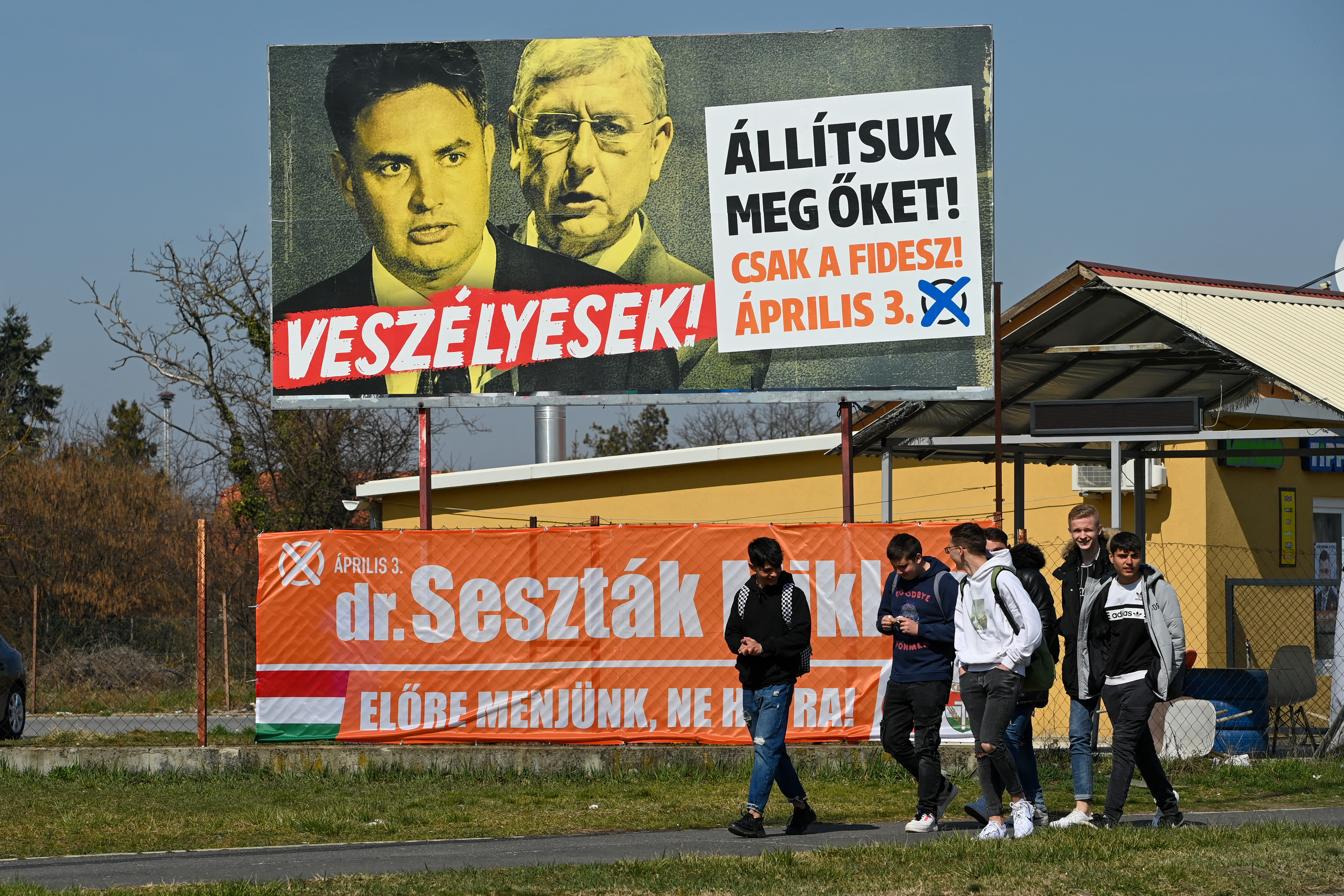 A Fidesz úgy nyeri meg a futóversenyt, hogy a többiek lábát összeköti, majd befut a célba, és közli, hogy győzött