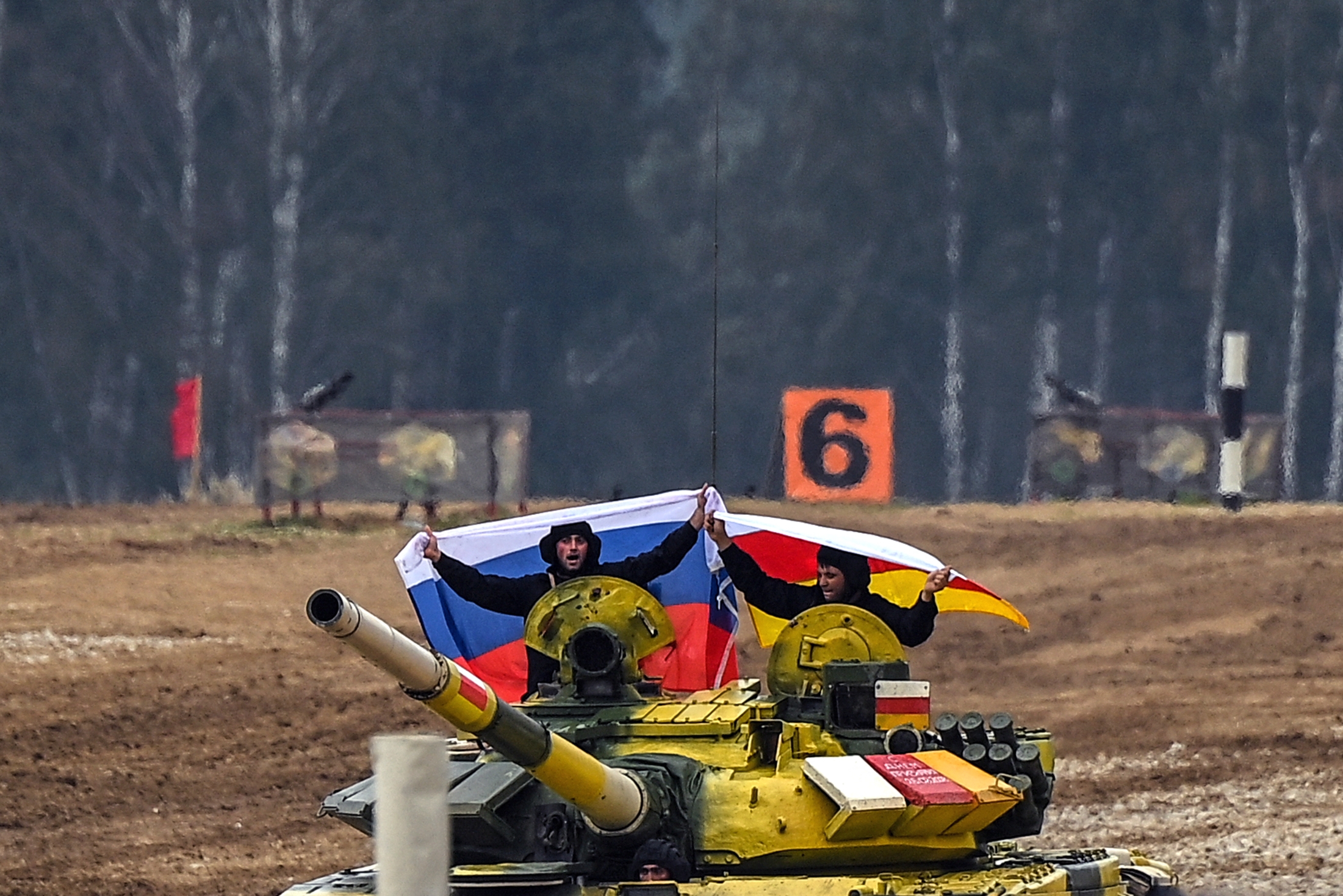 Dél-oszét T-72B3-as tank a Moszkvához közeli Alabino lőterén 2021-ben megrendezett Nemzetközi Hadi Játékok tankbiathlon-versenyén.