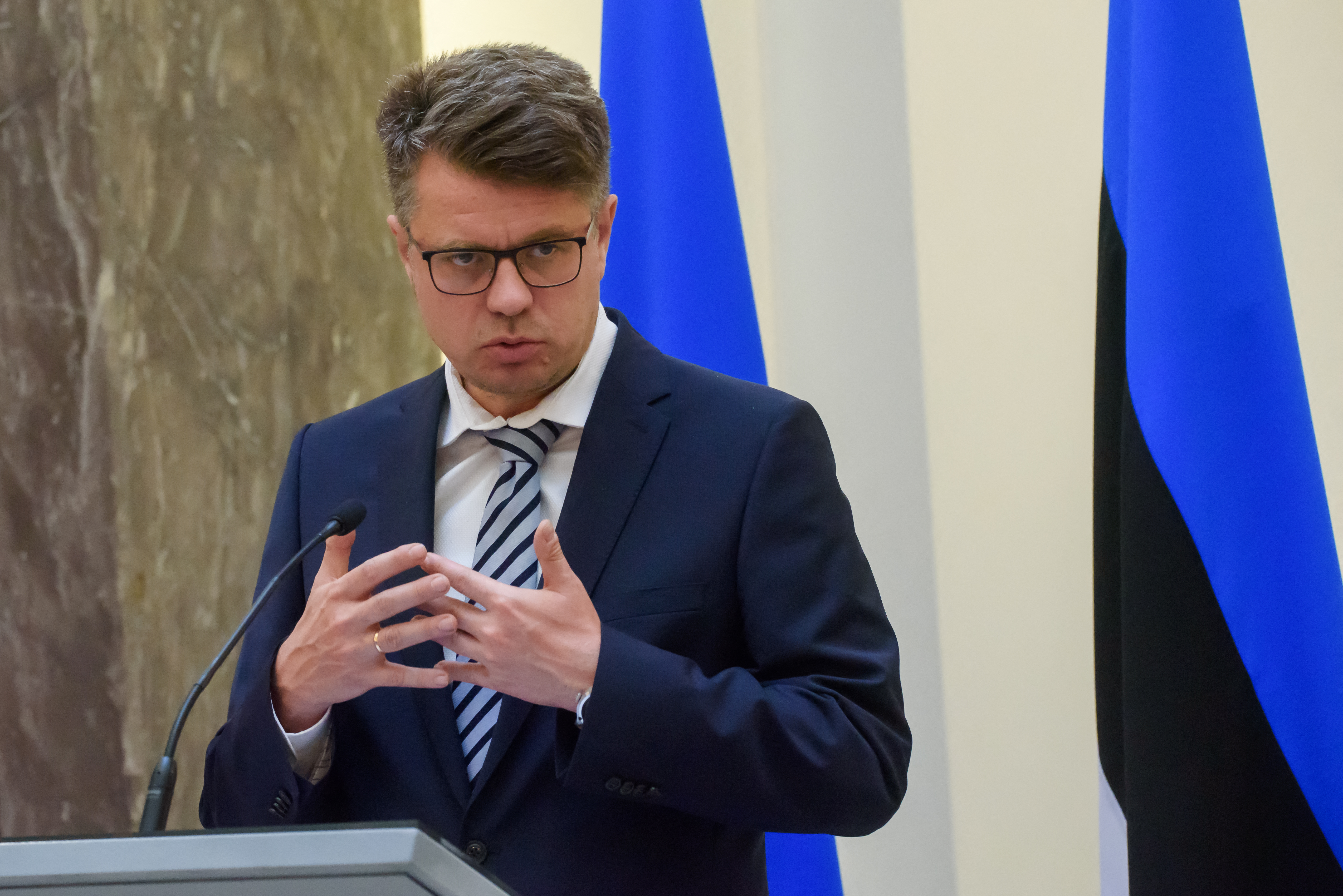 Az észt külügyminiszter egyszavas válasszal írta újra az öltönyös diplomácia szabályait