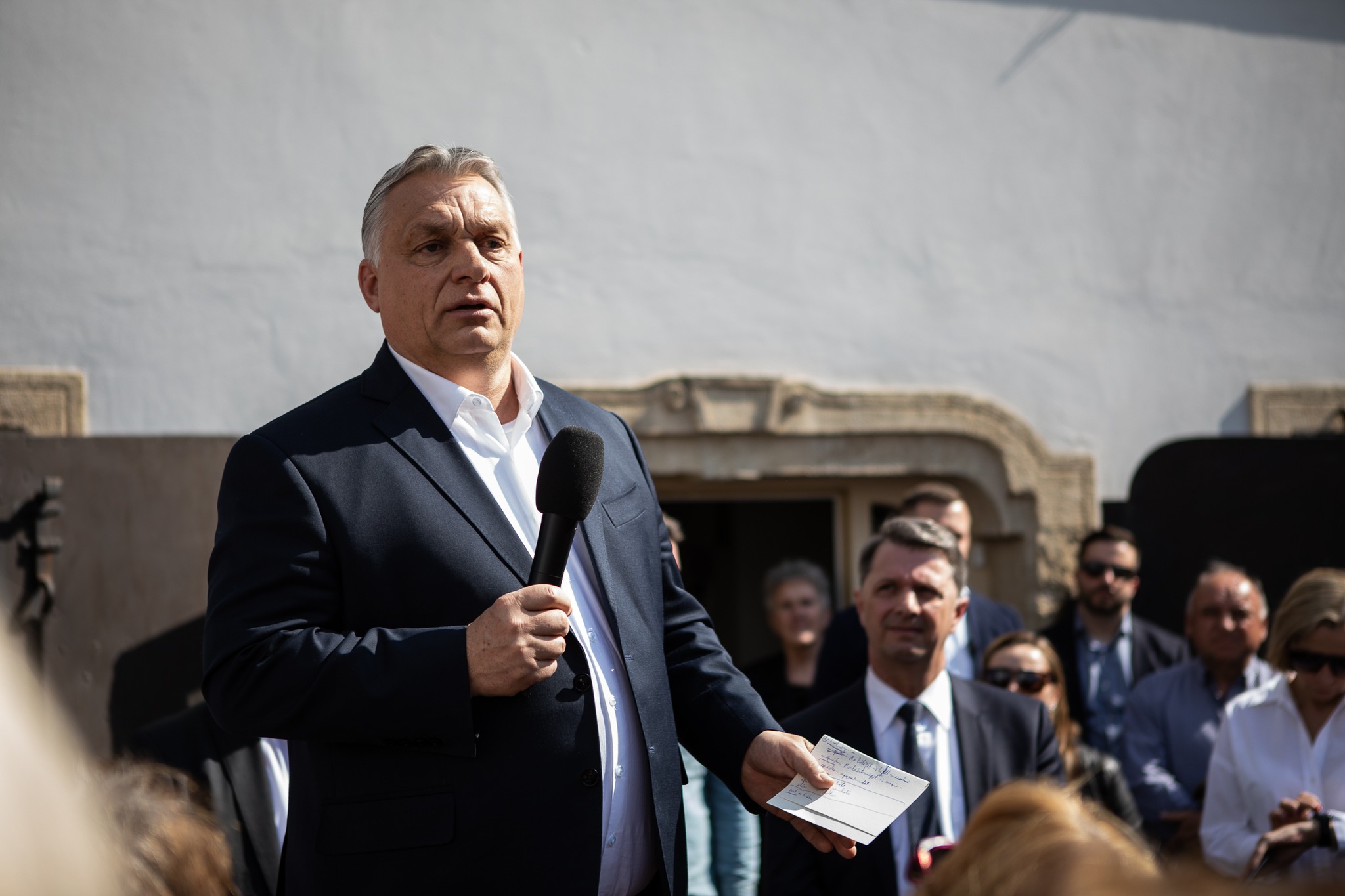 „Előre - hátra” - Orbán minden szlogent felír magának, nehogy elfelejtse felmondani őket a kampánygyűléseken