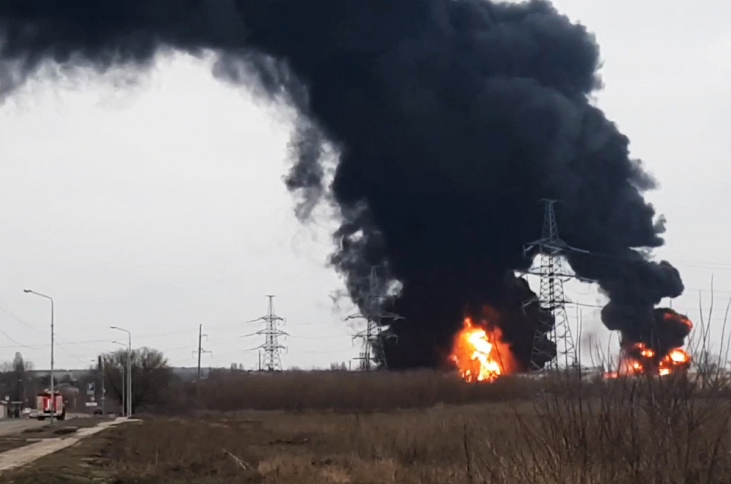 Взрывы обстрелы белгород. Атака на нефтебазу в Белгороде. В Белгороде взорвали нефтебазу. Белгород вертолеты Нефтебаза взрыв. Пожар на нефтебазе в Белгороде.
