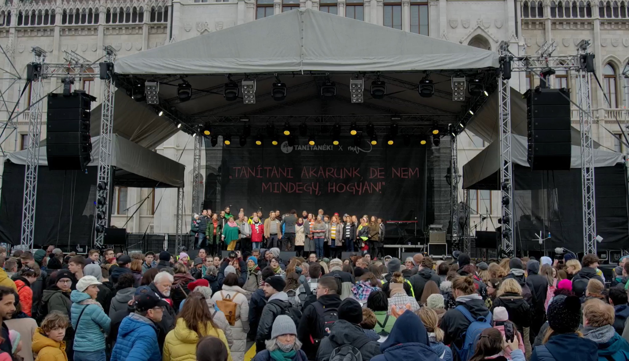Szolidaritási koncert és tüntetés a tanárokért a Kossuth téren