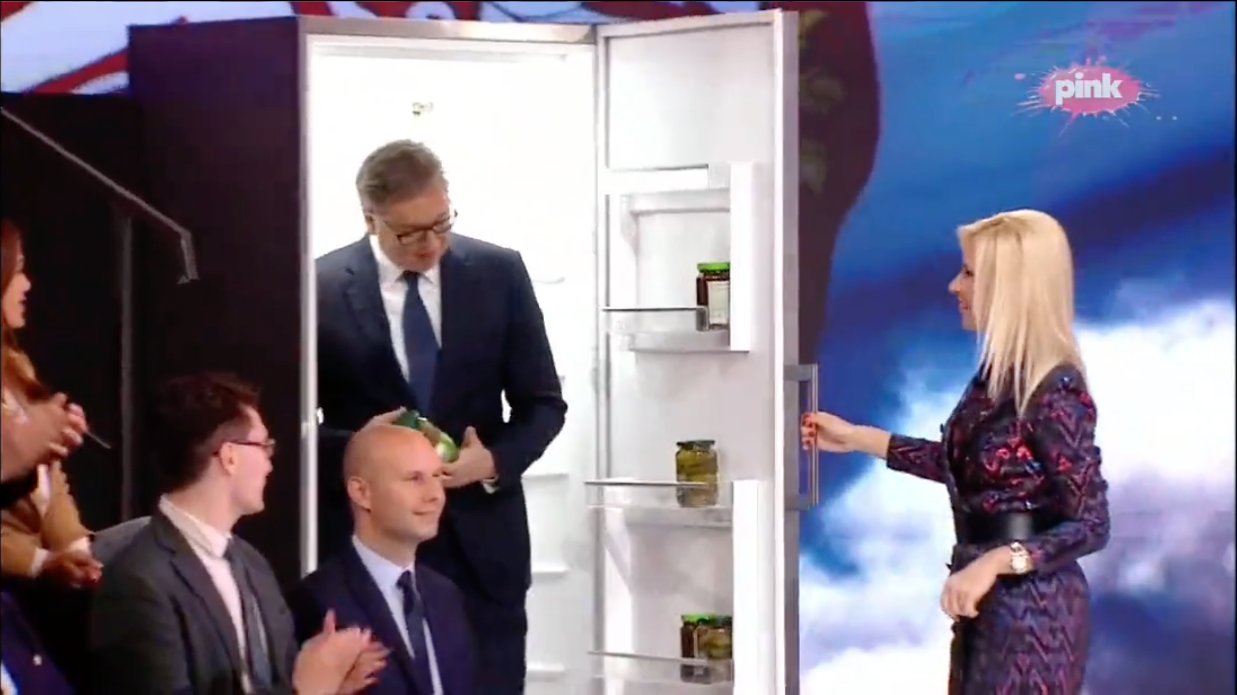 Alekszandar Vucsics kisétál egy hűtőszekrényből