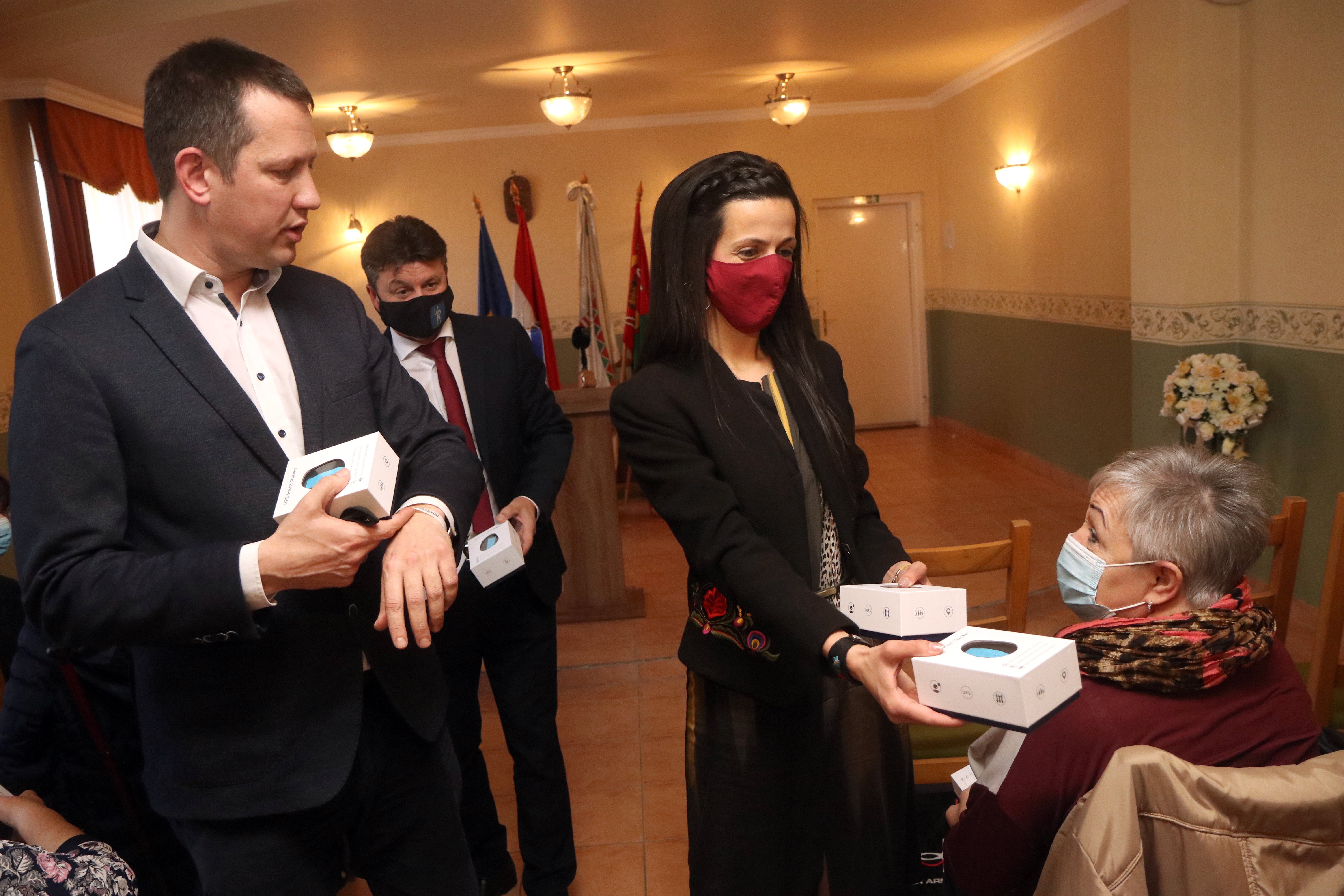Koncz Zsófia körzetében is arra buzdítanak időseket az államtól kapott segélyhívó karkötőkön, hogy szavazzanak a Fideszre