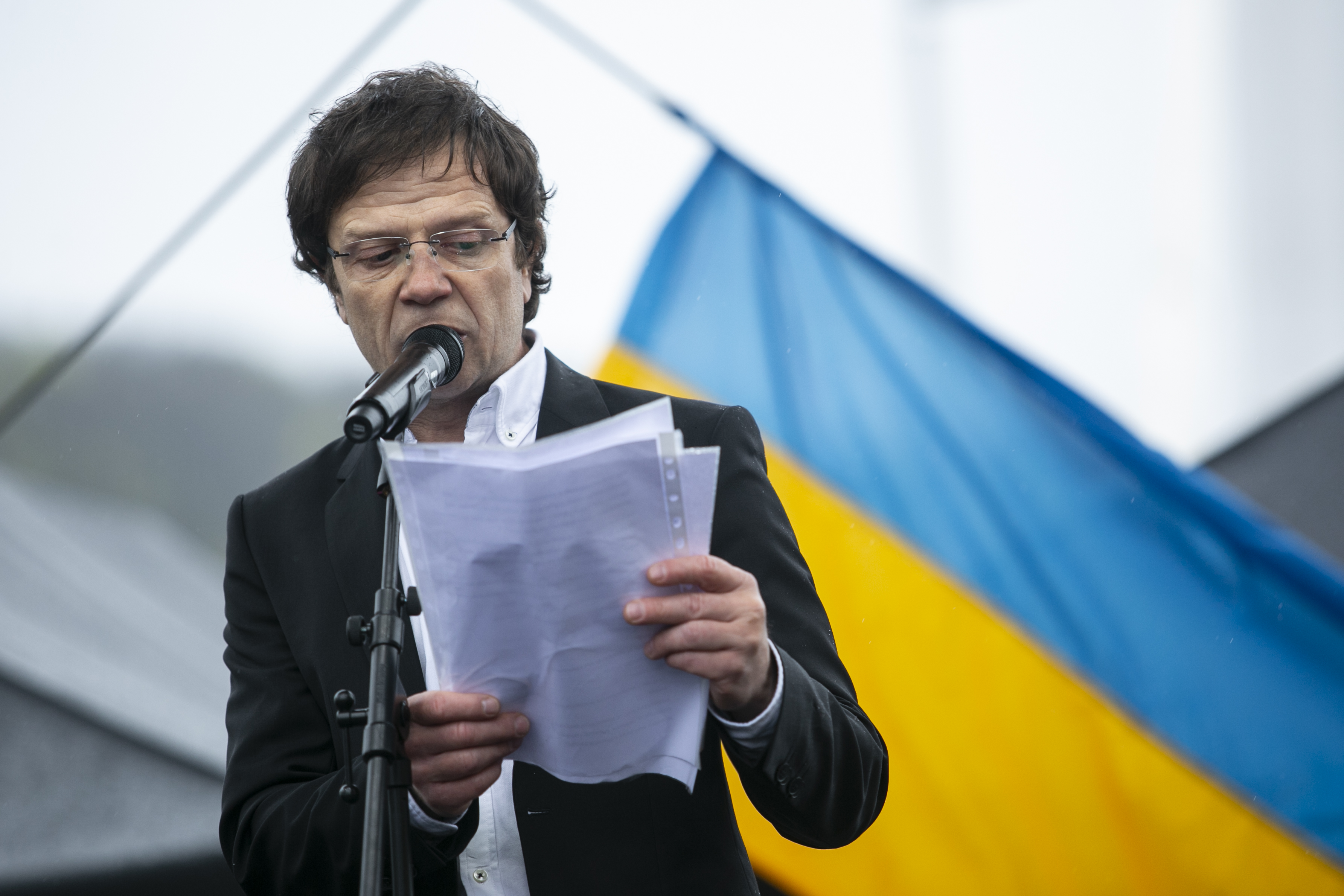 Pintér Béla az Ukrajna melletti szolidaritási tüntetésen április 2-án.