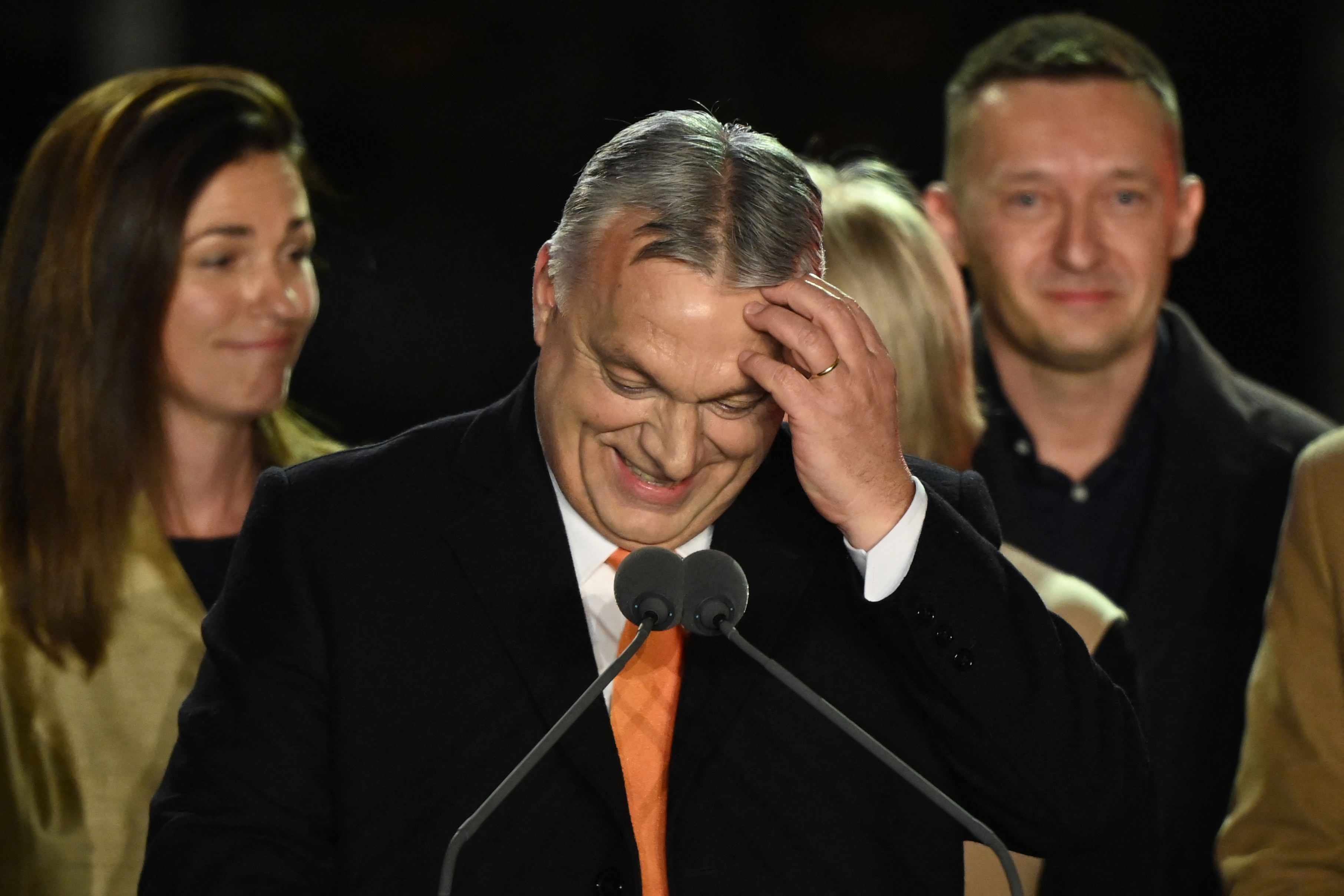 Orbán nem csak a választási győzelemnek örülhetett a Bálnában.