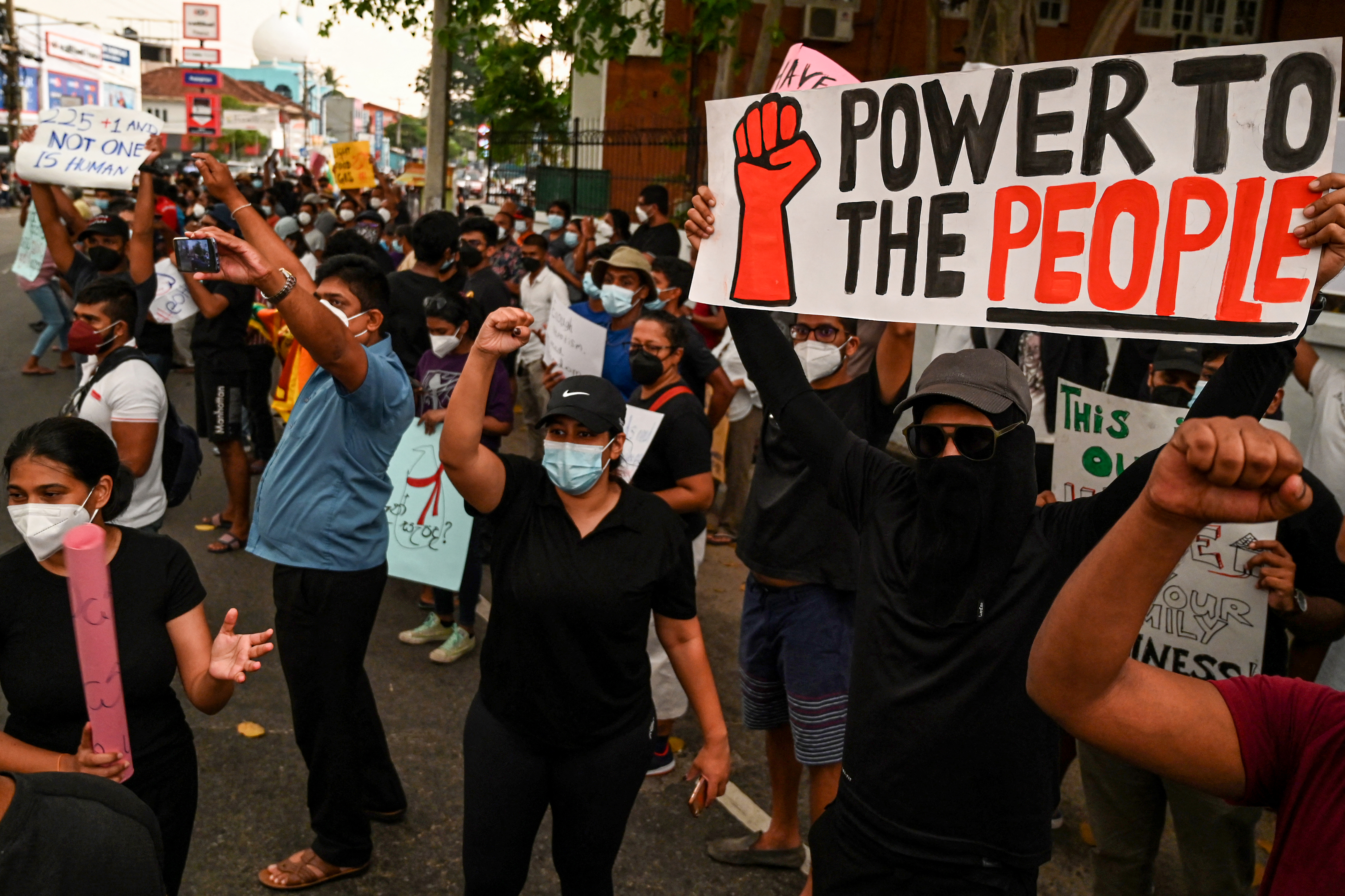 Lemondott a kormány a tüntetések hatására Srí Lankán