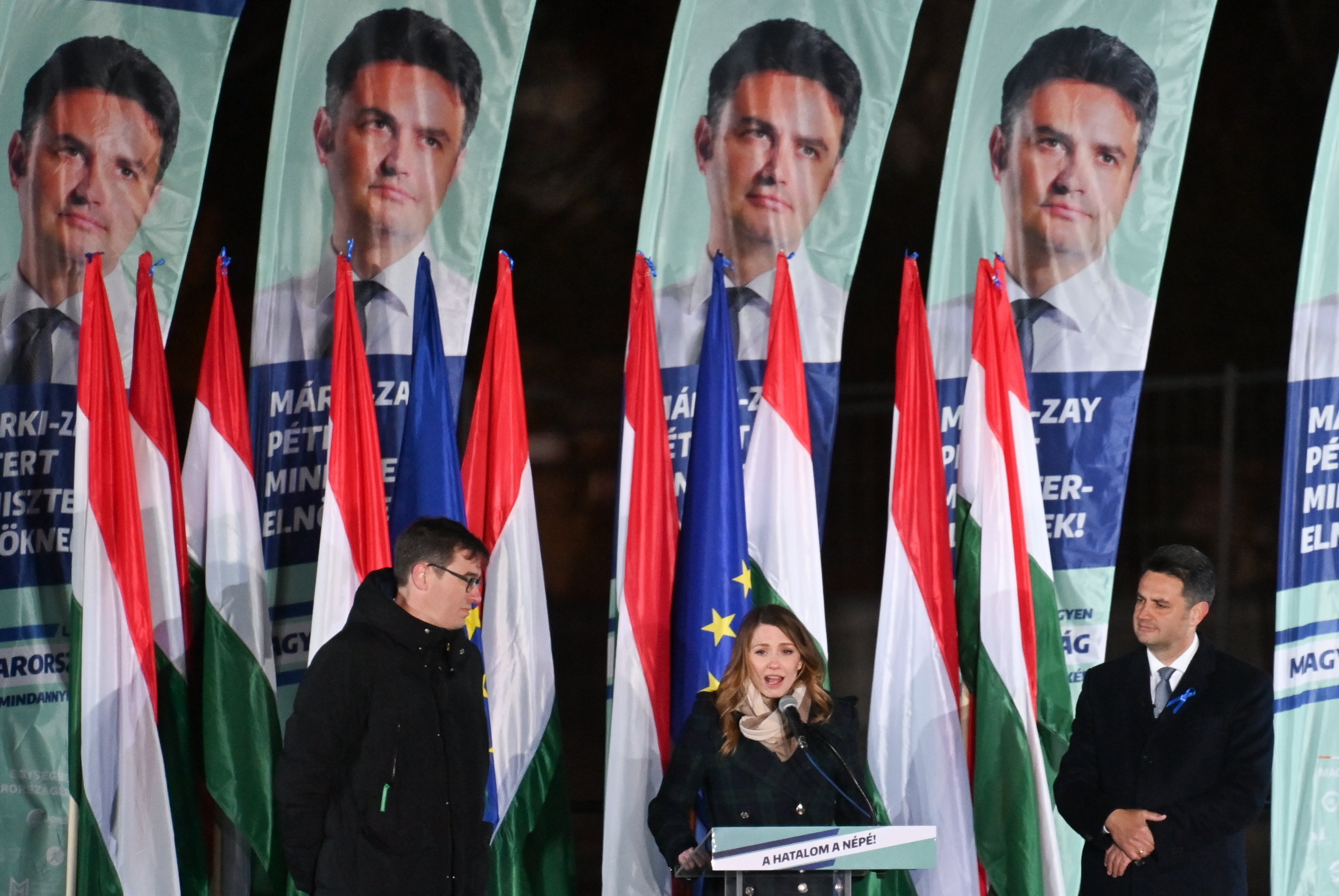Donáth Anna, a Momentum elnöke beszédet mond, mellette Márki-Zay Péter, az ellenzék közös miniszterelnök-jelöltje, a Mindenki Magyarországa Mozgalom elnöke  és Karácsony Gergely, a Párbeszéd társelnöke, főpolgármester az Egységben Magyarországért eredményváró rendezvényén, a Városligeti Műjégpályán