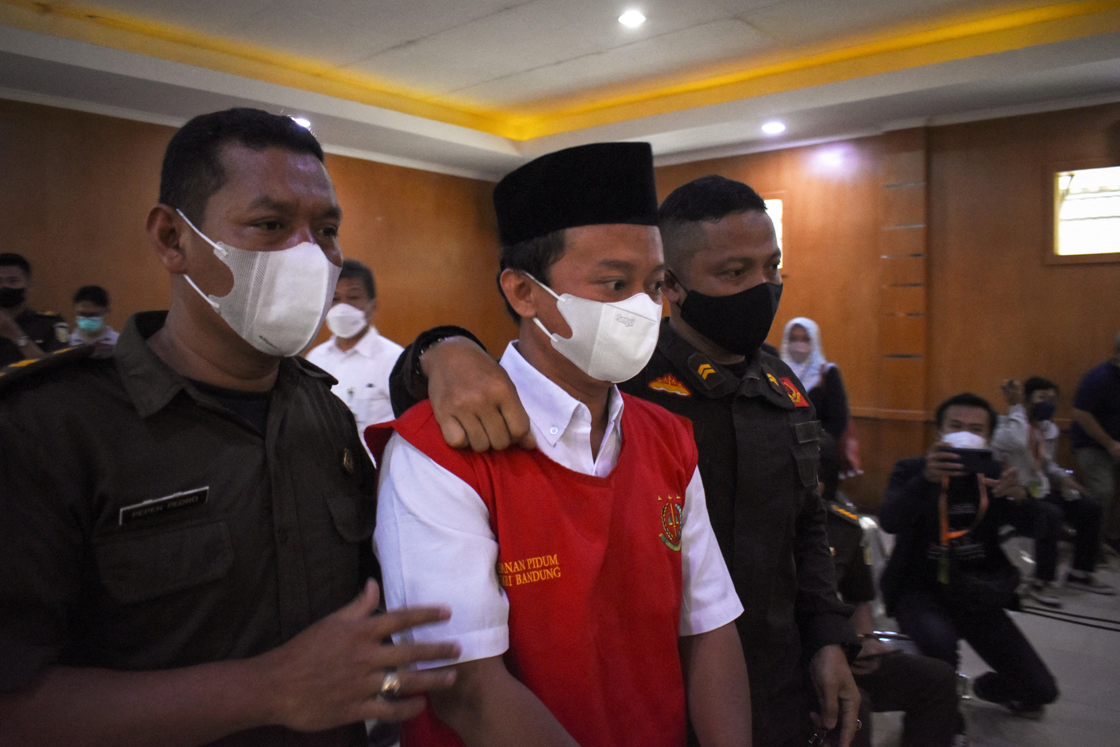 Indonéziában halálra ítélték egy iszlám iskola tanárát, aki 13 diákját erőszakolta meg