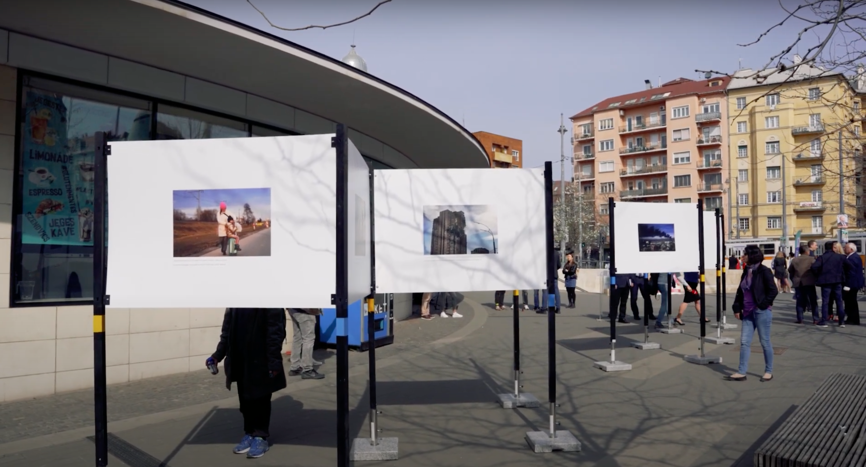 Oroszbarát szövegekkel firkálták össze és leszaggatták az ukrajnai menekültek Budapesten kiállított képeit