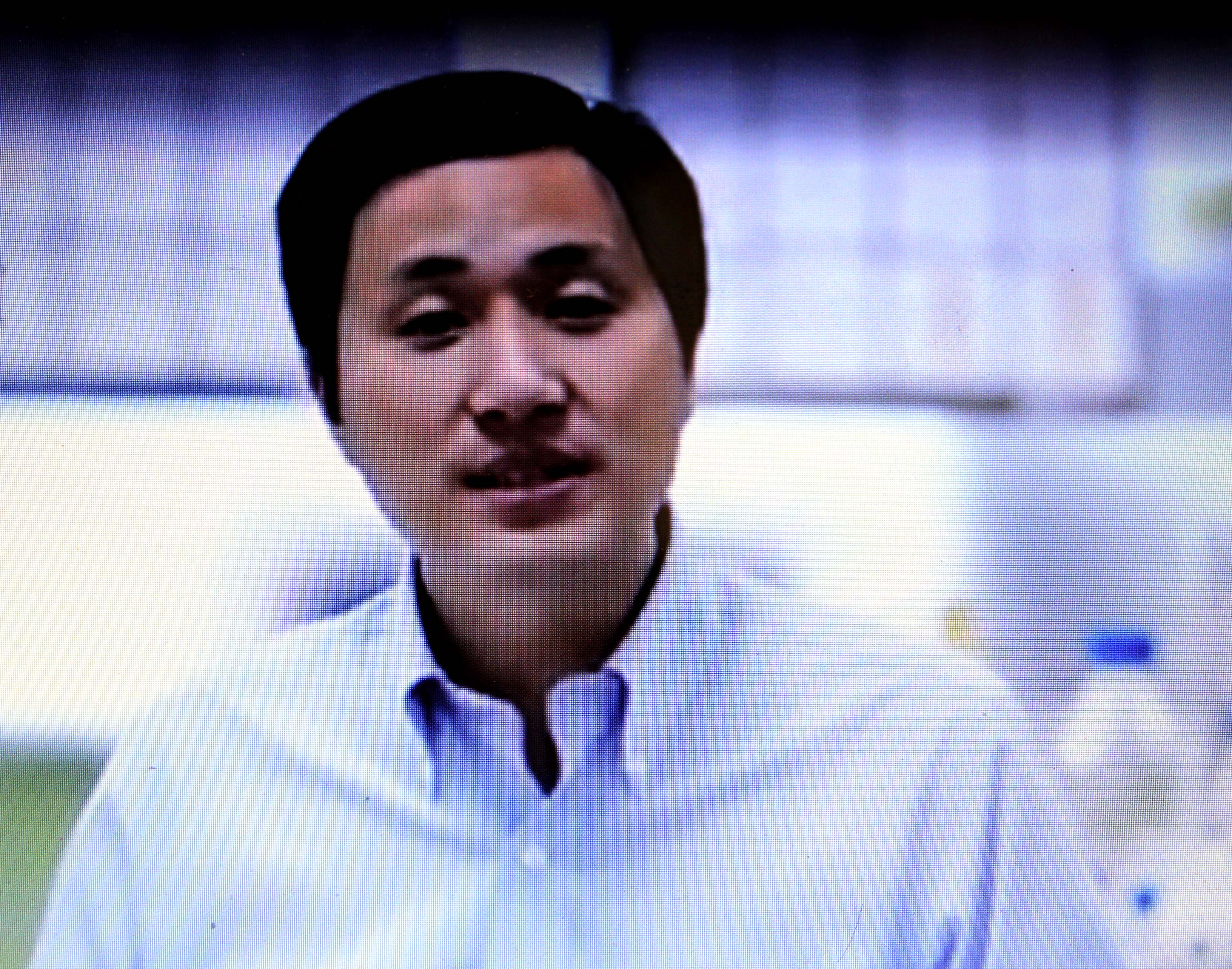 Kiengedték a börtönből Ho Csian-kujt, aki ikerlányokon kísérletezett génszerkesztéssel