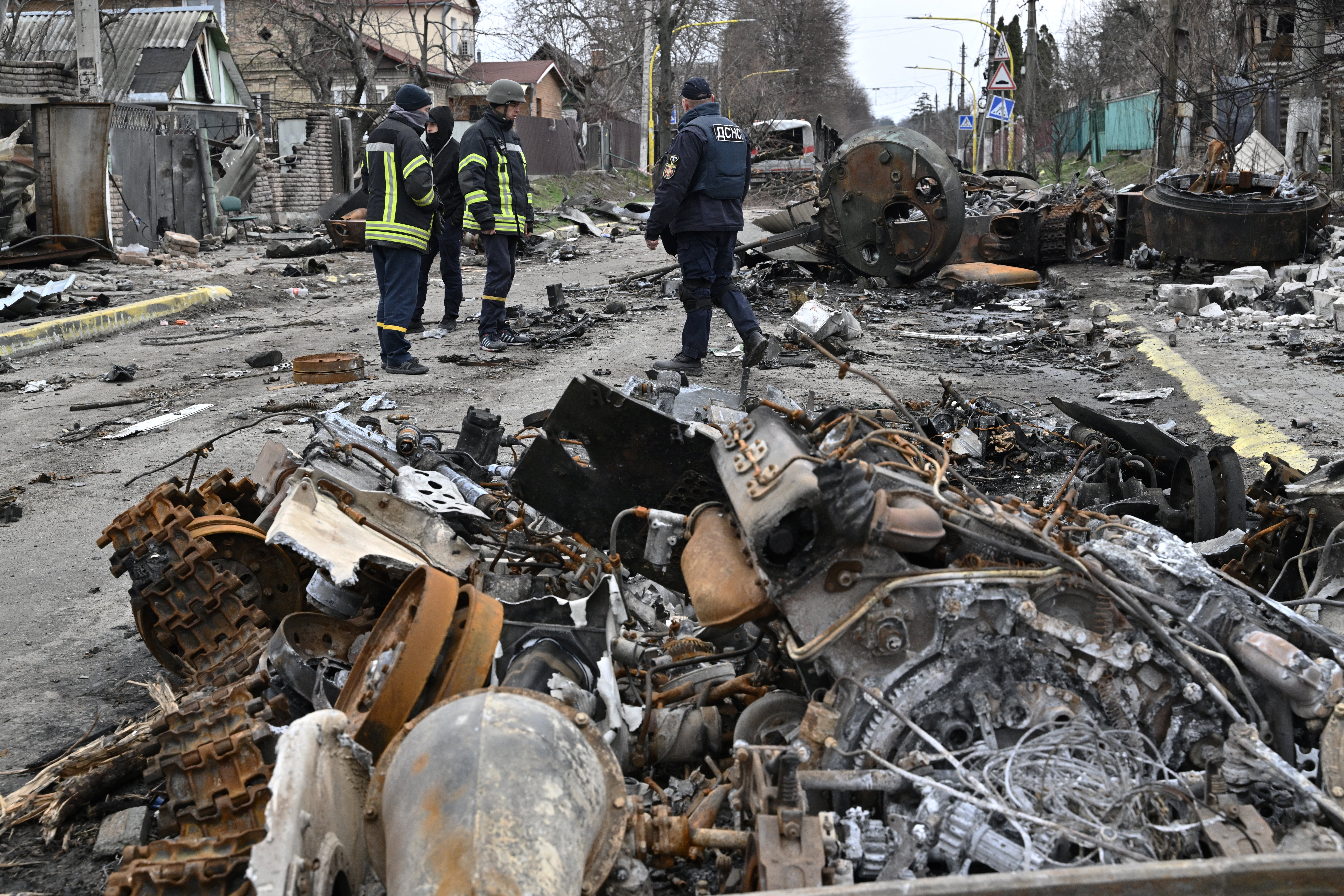 Az ukrán katasztrófavédelem munkatársai mérik fel a pusztítást a hétvégén felszabadult Bucsában, ahol több száz meggyilkolt civil áldozatra bukkantak.