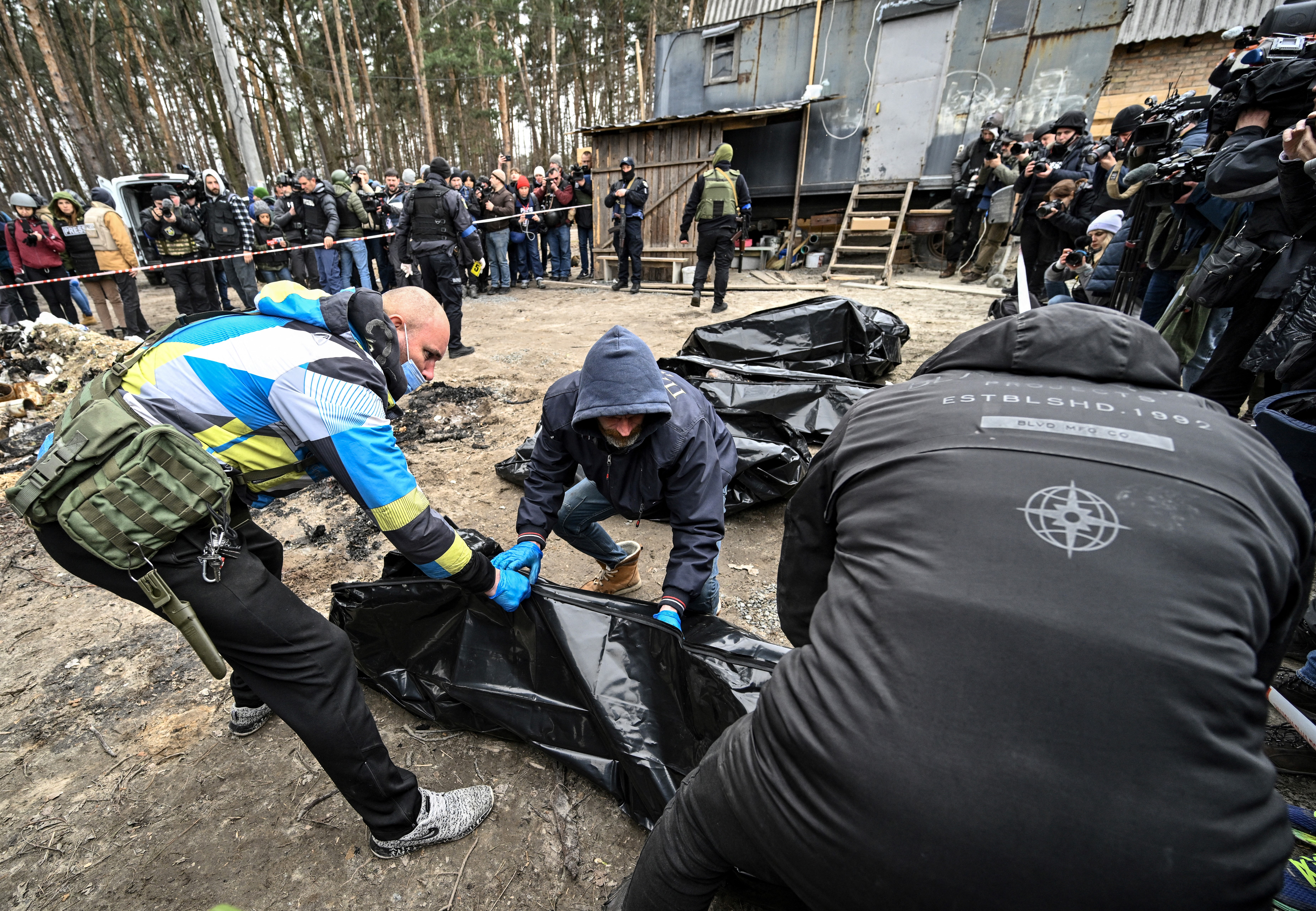 Hat kivégzett áldozatuk maradványait még elégetni is megpróbálták az oroszok Bucsában