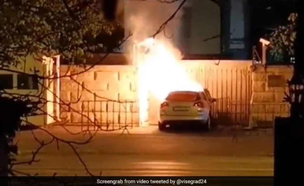 Autó hajtott a bukaresti orosz nagykövetség kerítésébe, a sofőr bennégett, a hatóságok nem zárják ki a szándékosságot