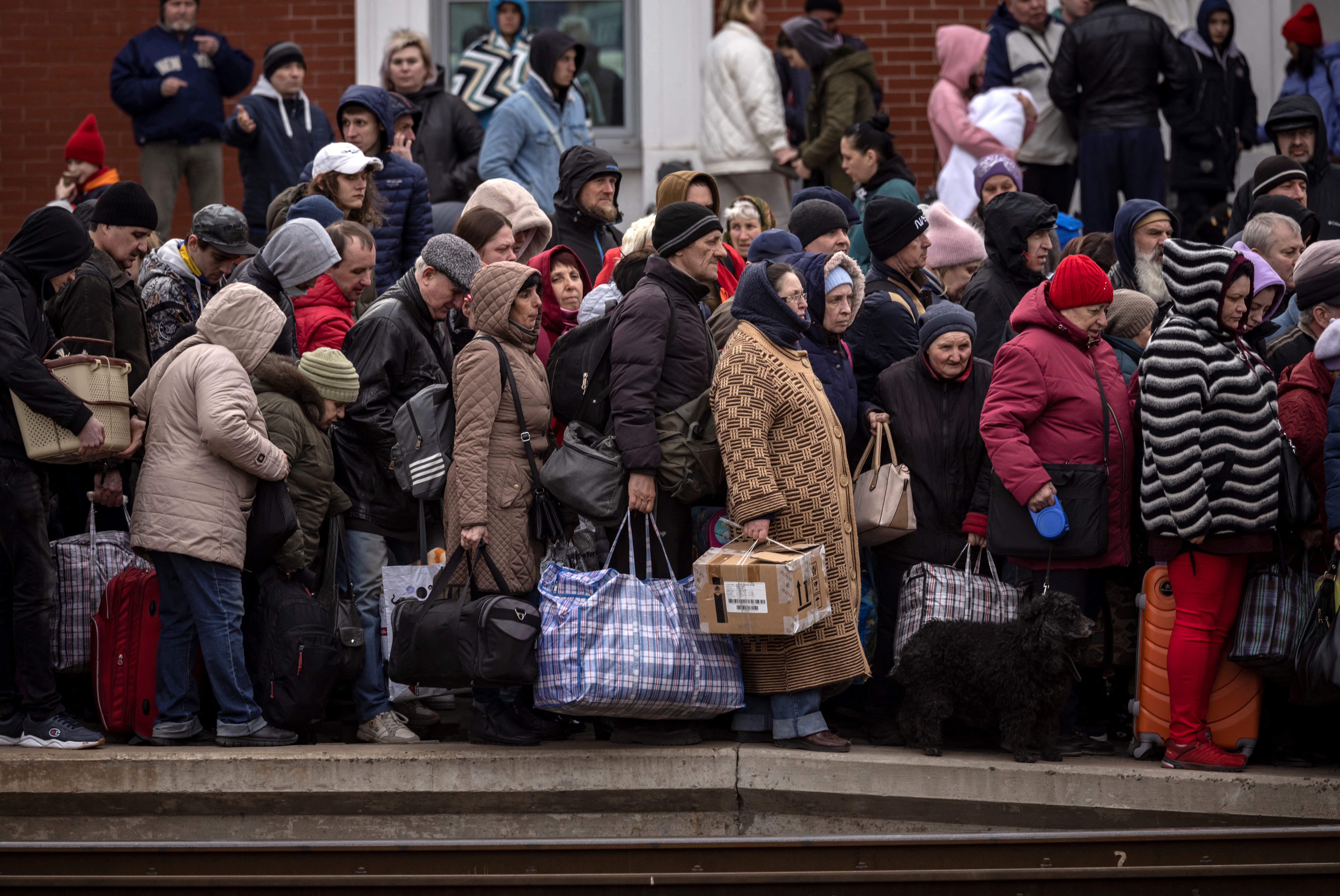 Menekültek a donbaszi Kramatorszk pályaudvarán.