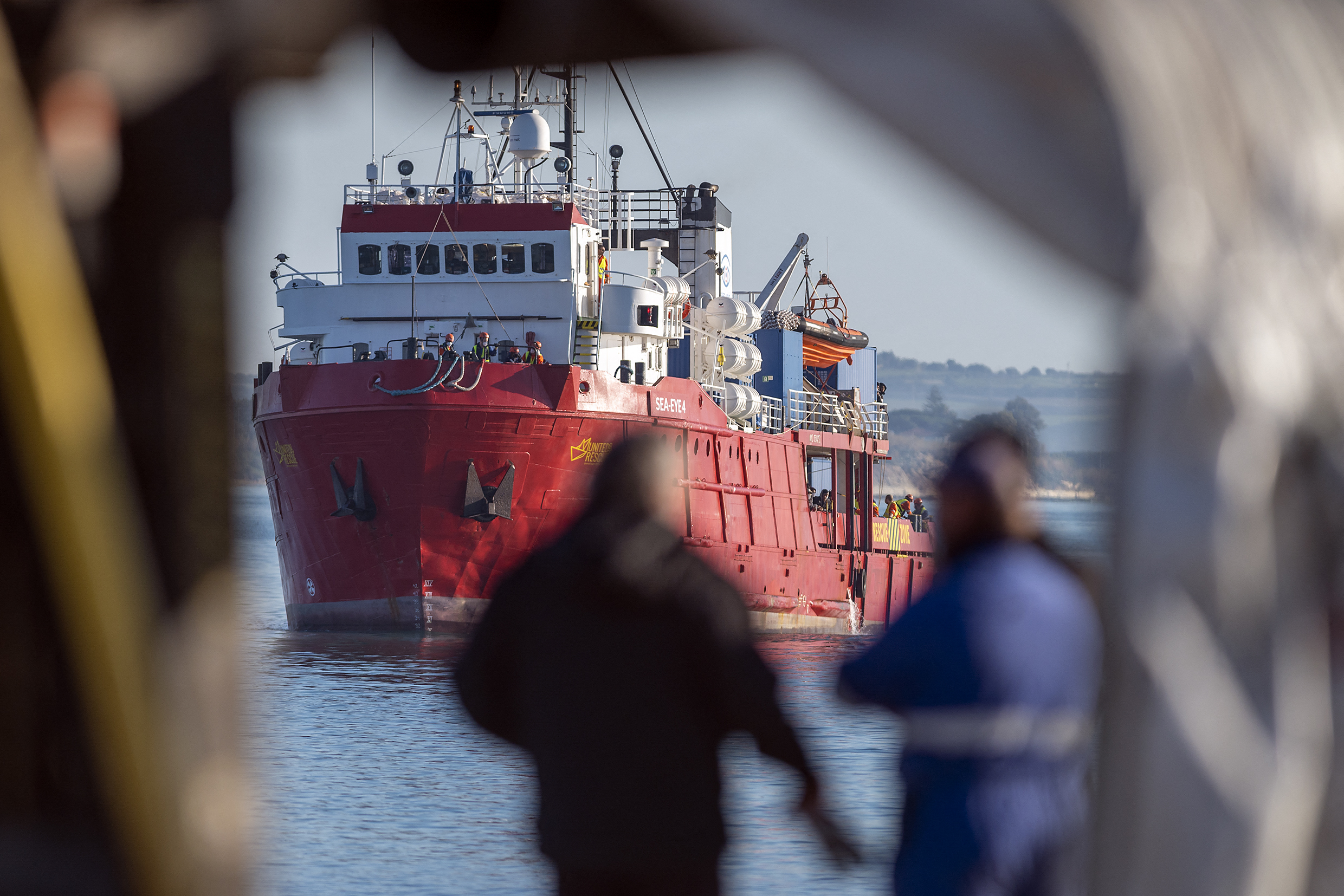 Közel egy hét után végre kiköthet Olaszországban egy menekülteket mentő hajó