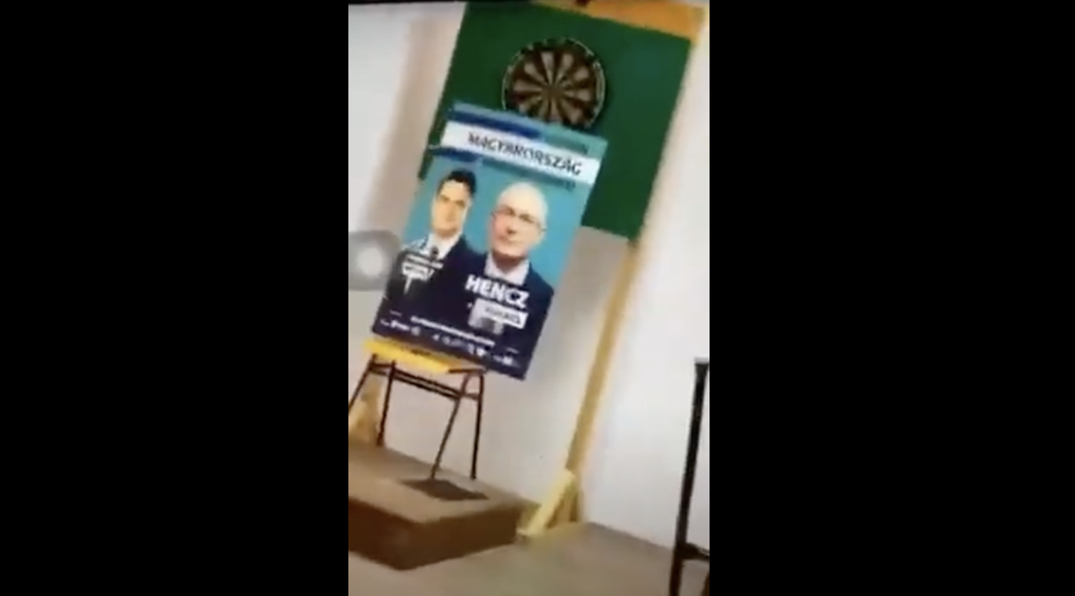 „Faszszopó Hencz Kornél” - dartsszal dobálták az ellenzéki jelölt plakátját a celldömölki gimnáziumban
