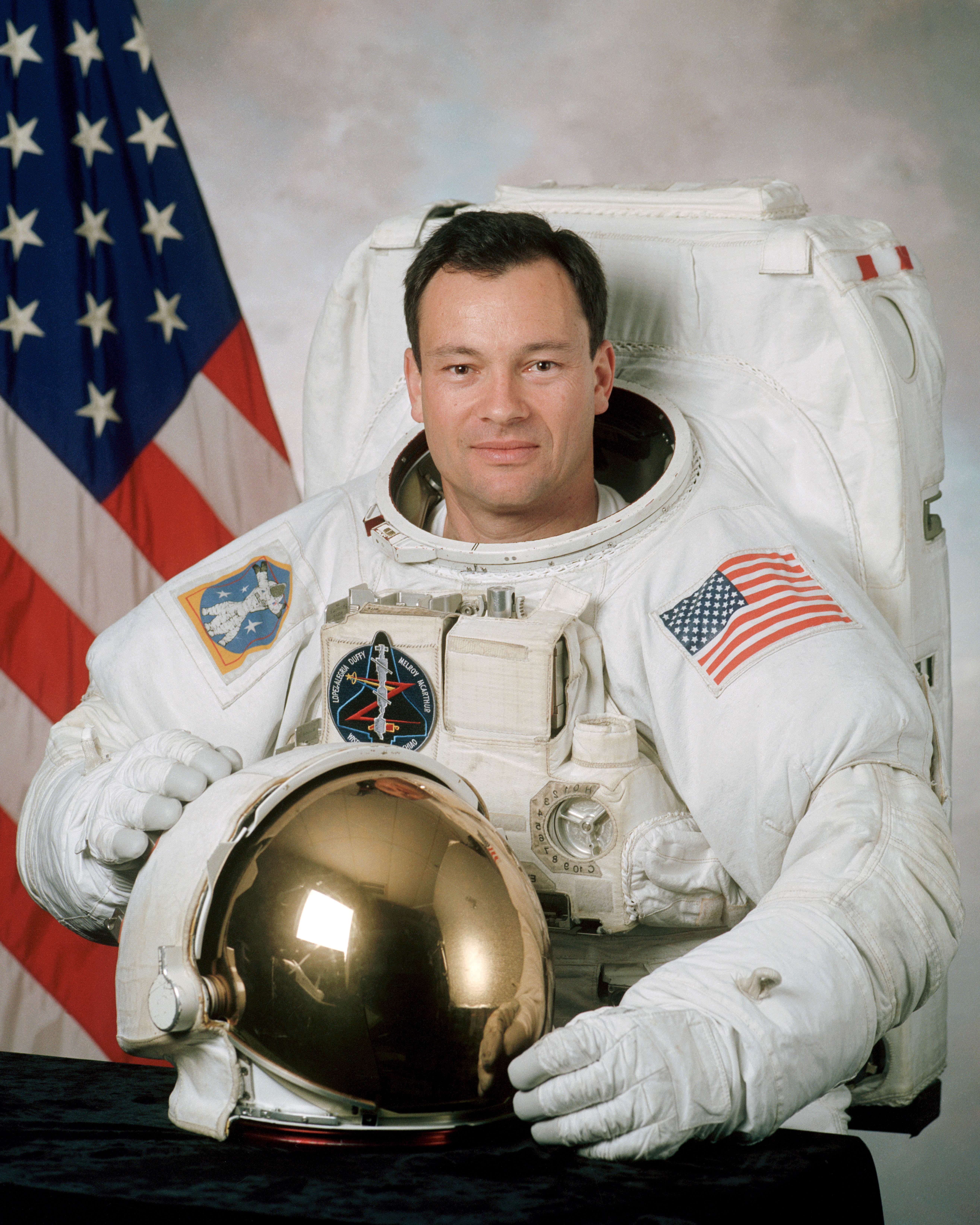 Michael López-Alegría veterán űrhajós, aki korábban három űrrepülős küldetésen is részt vett, és összesen tíz űrsétát tett