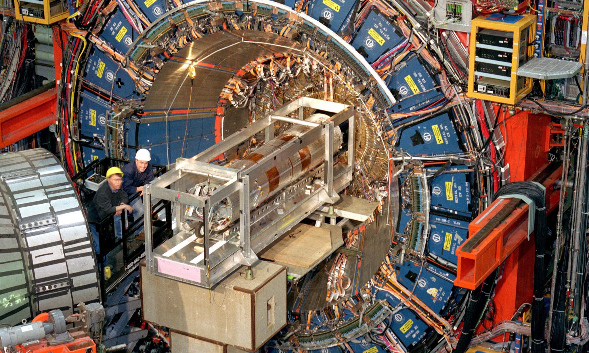 Kutatók dolgoznak a Chicago közelében található Fermilab részecskegyorsítójának építésén, 2011-ben