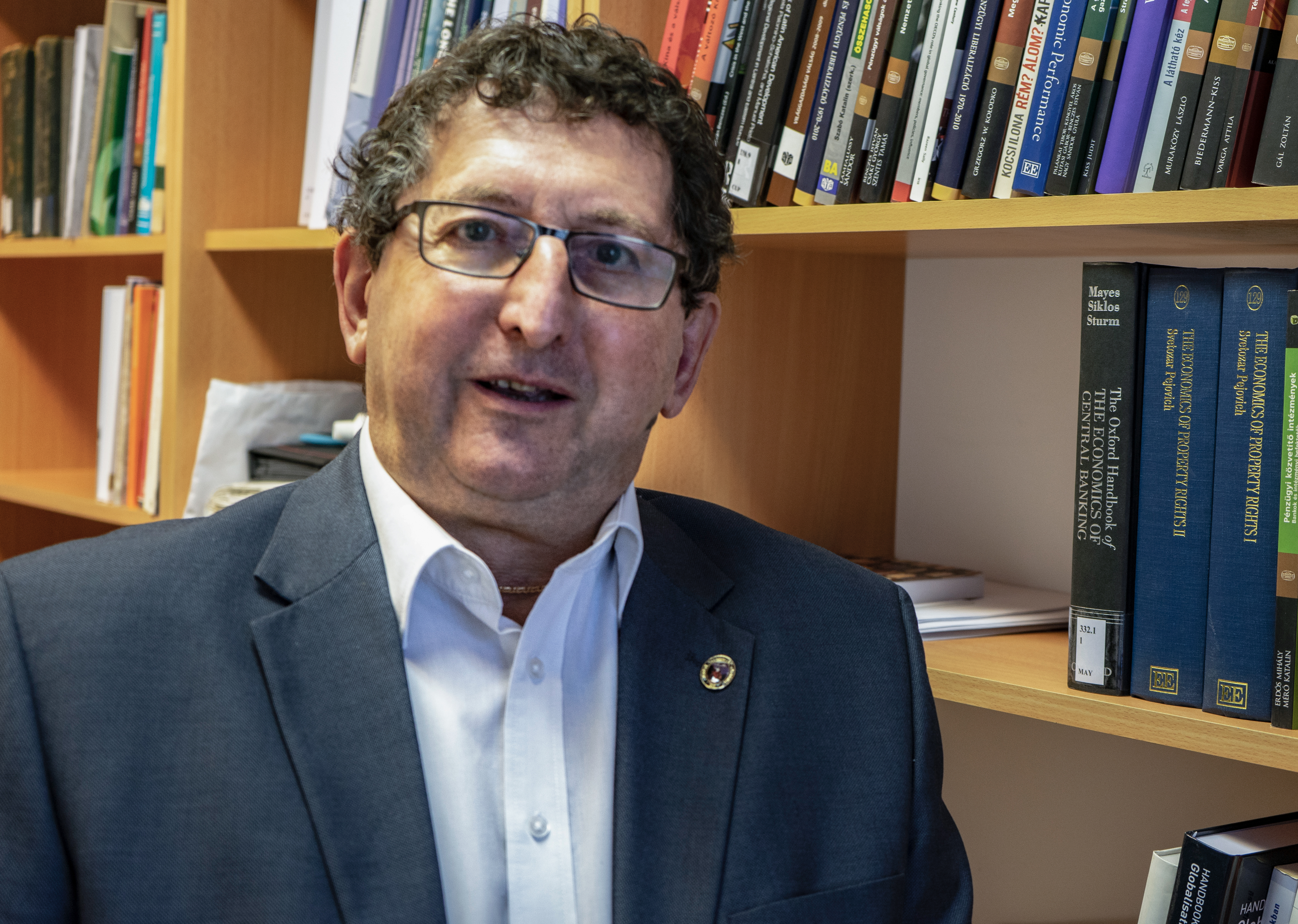 Csaba László közgazdászprofesszor 2019-ben, az akkor még Budapesten működő CEU-n lévő irodájában