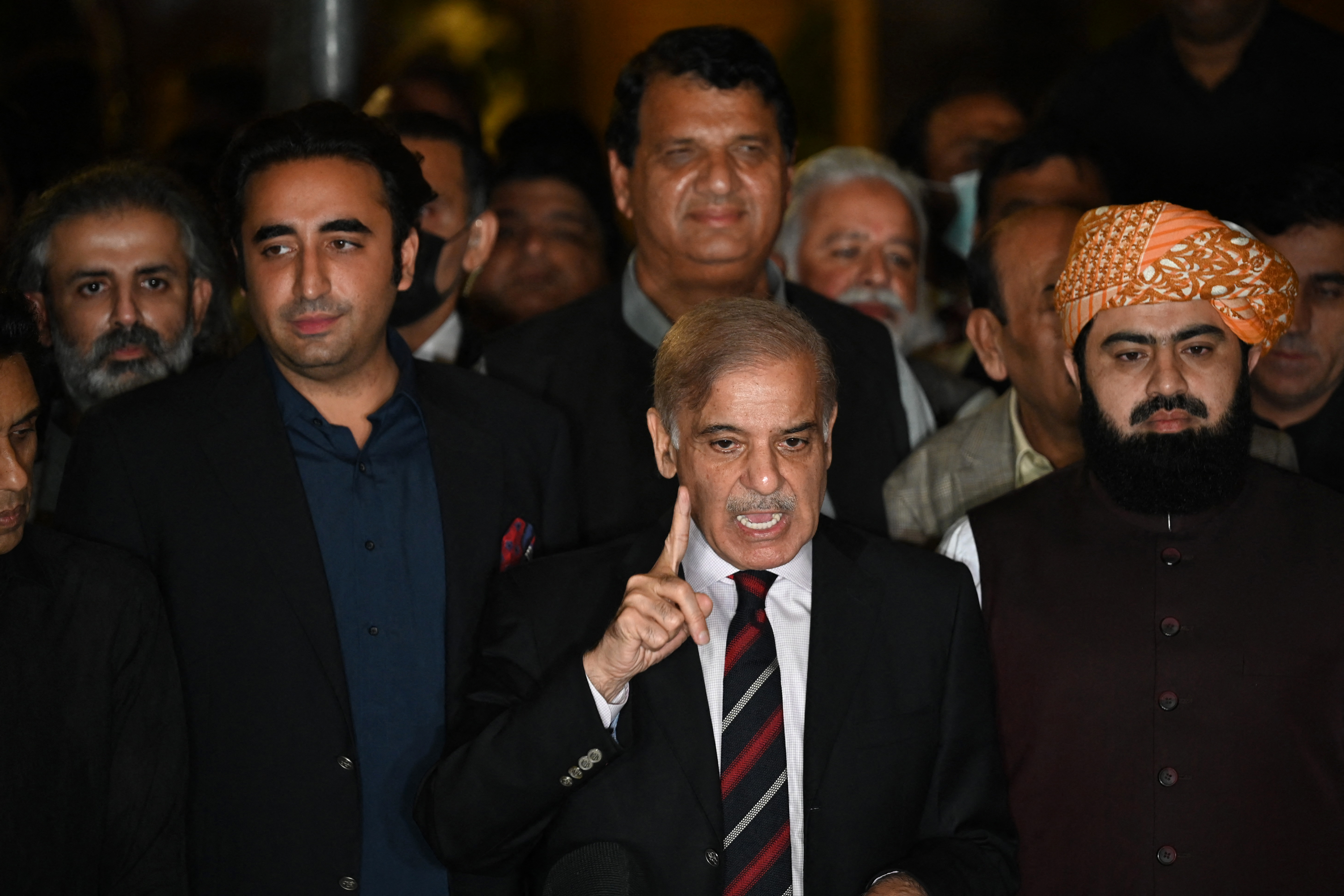Imran Khan leváltása után hétfőn választ új miniszterelnököt a pakisztáni parlament