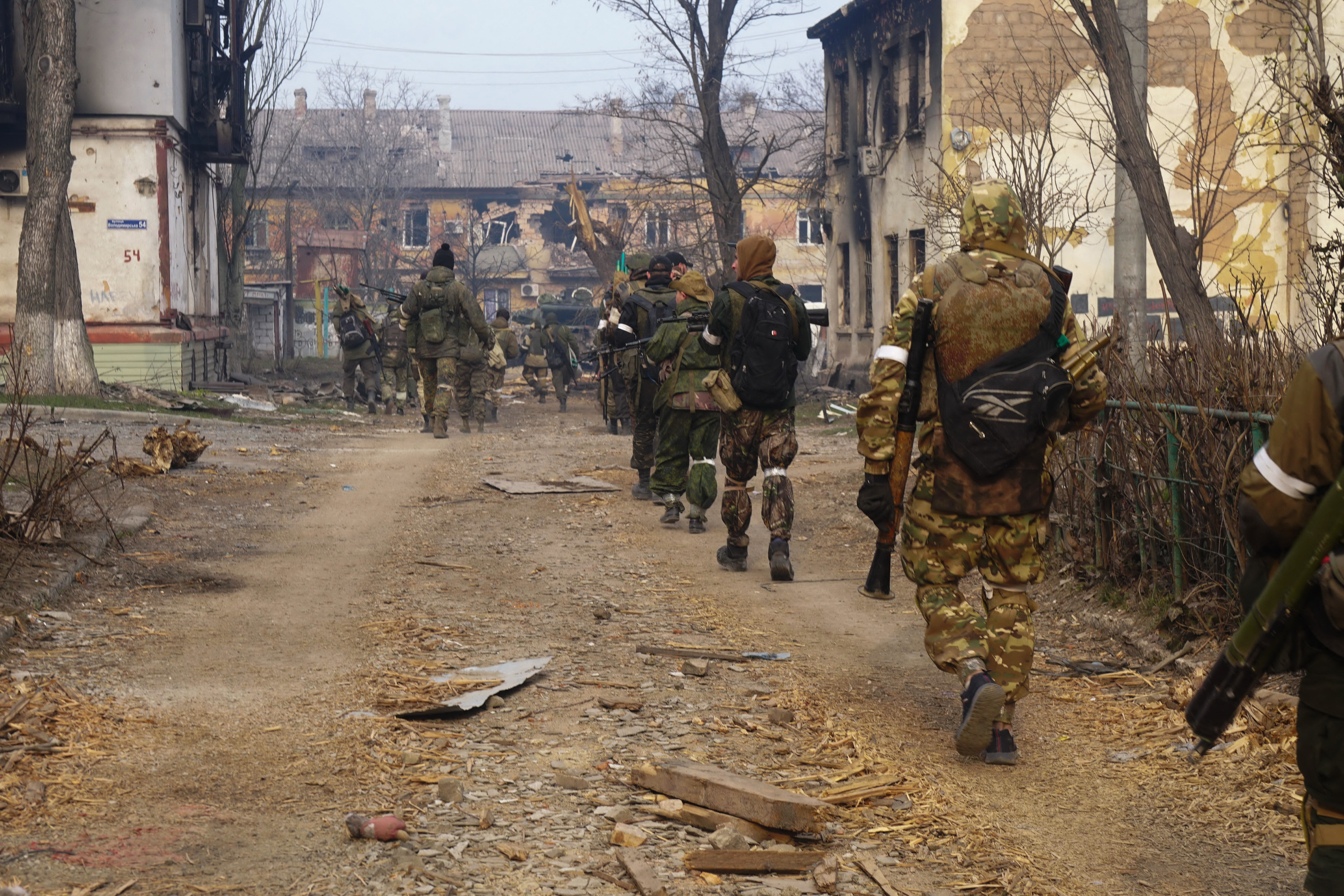Az oroszok szerint ezrével adják meg magukat az ukrán katonák Mariupolban