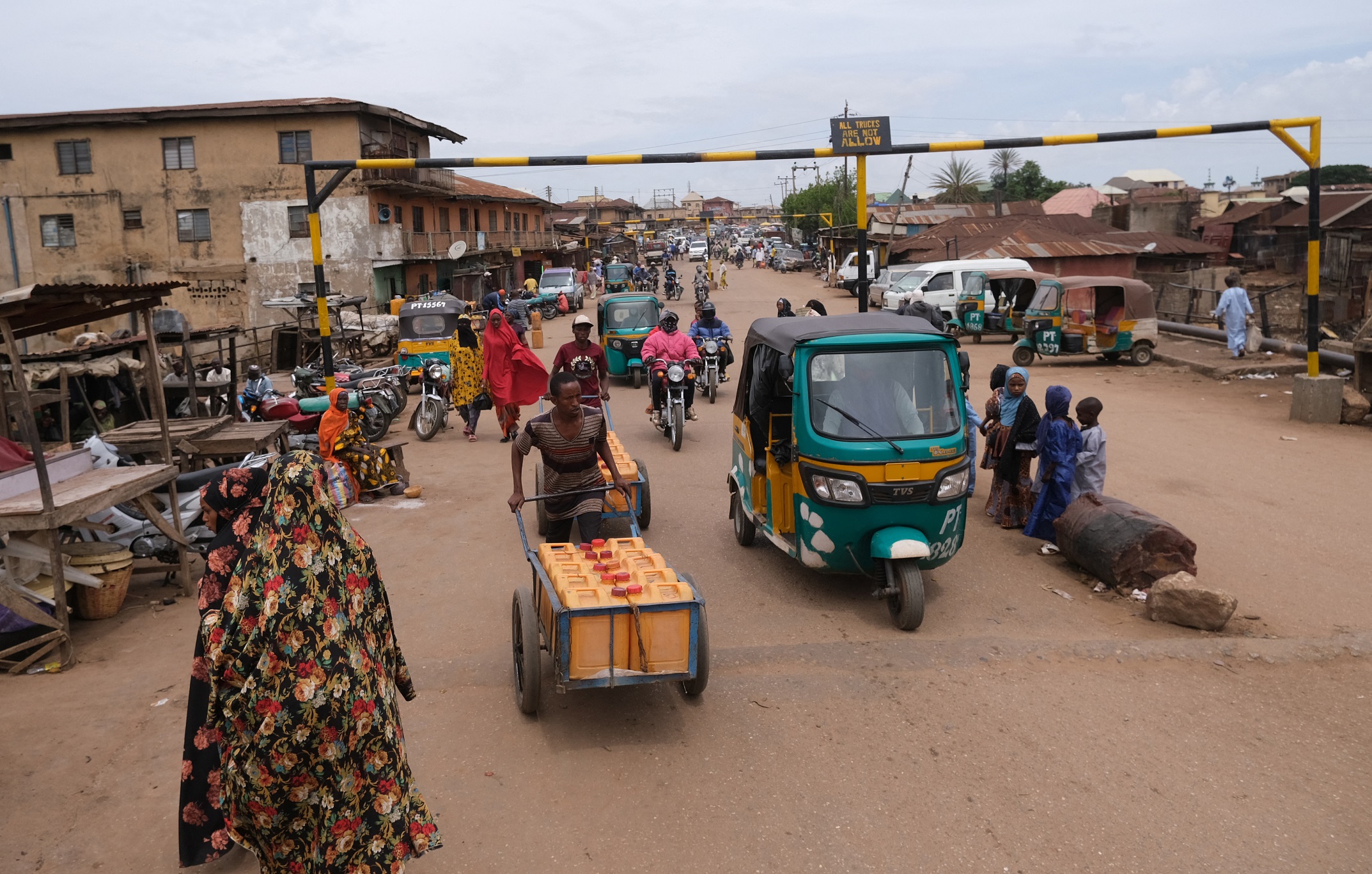 Motorosok több mint 100 embert mészároltak le nigériai falvakban