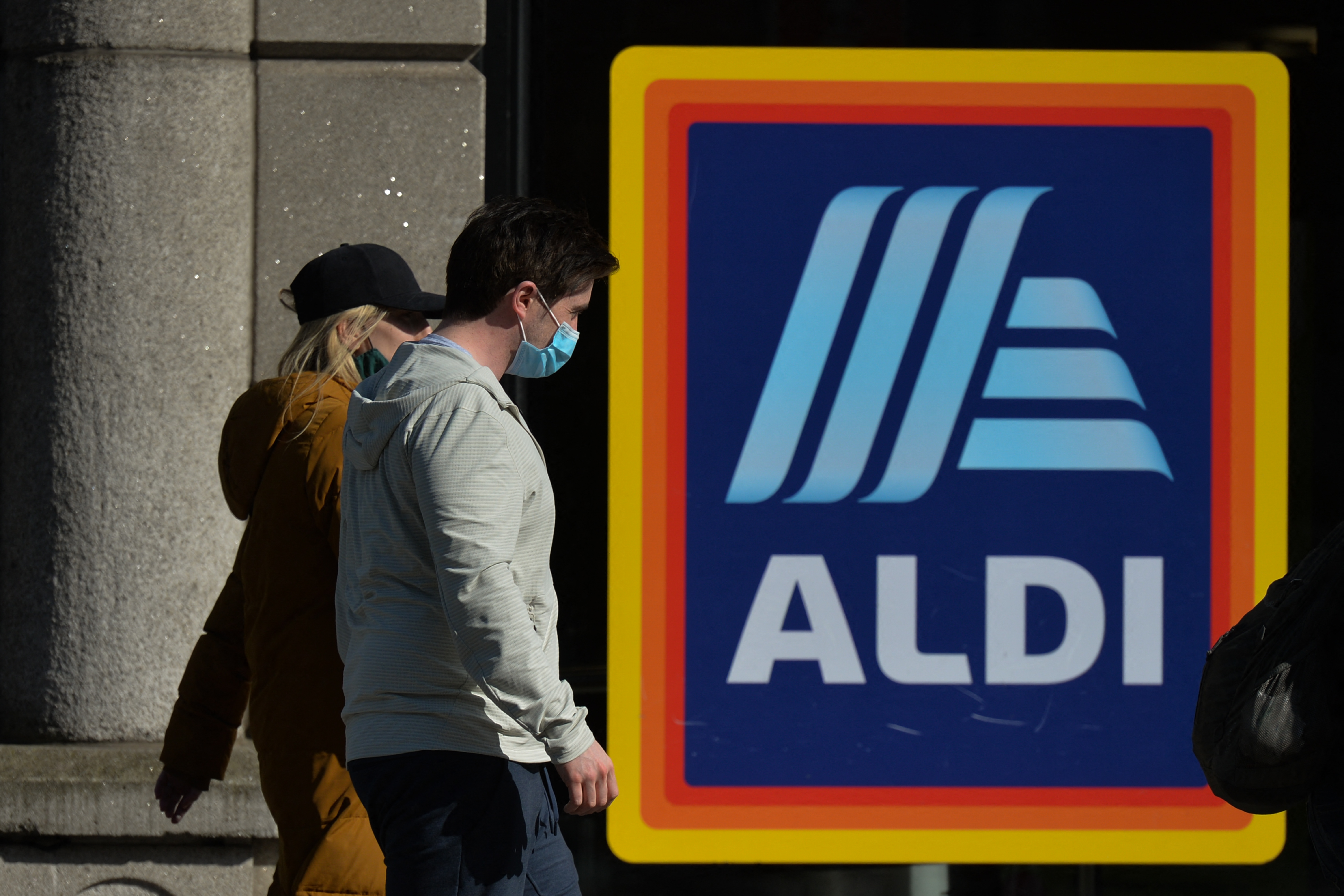 Megbüntették az Aldit, mert egy pécsi boltban február 1-én a hatósági árnál 10 forinttal drágábban árulták a cukrot