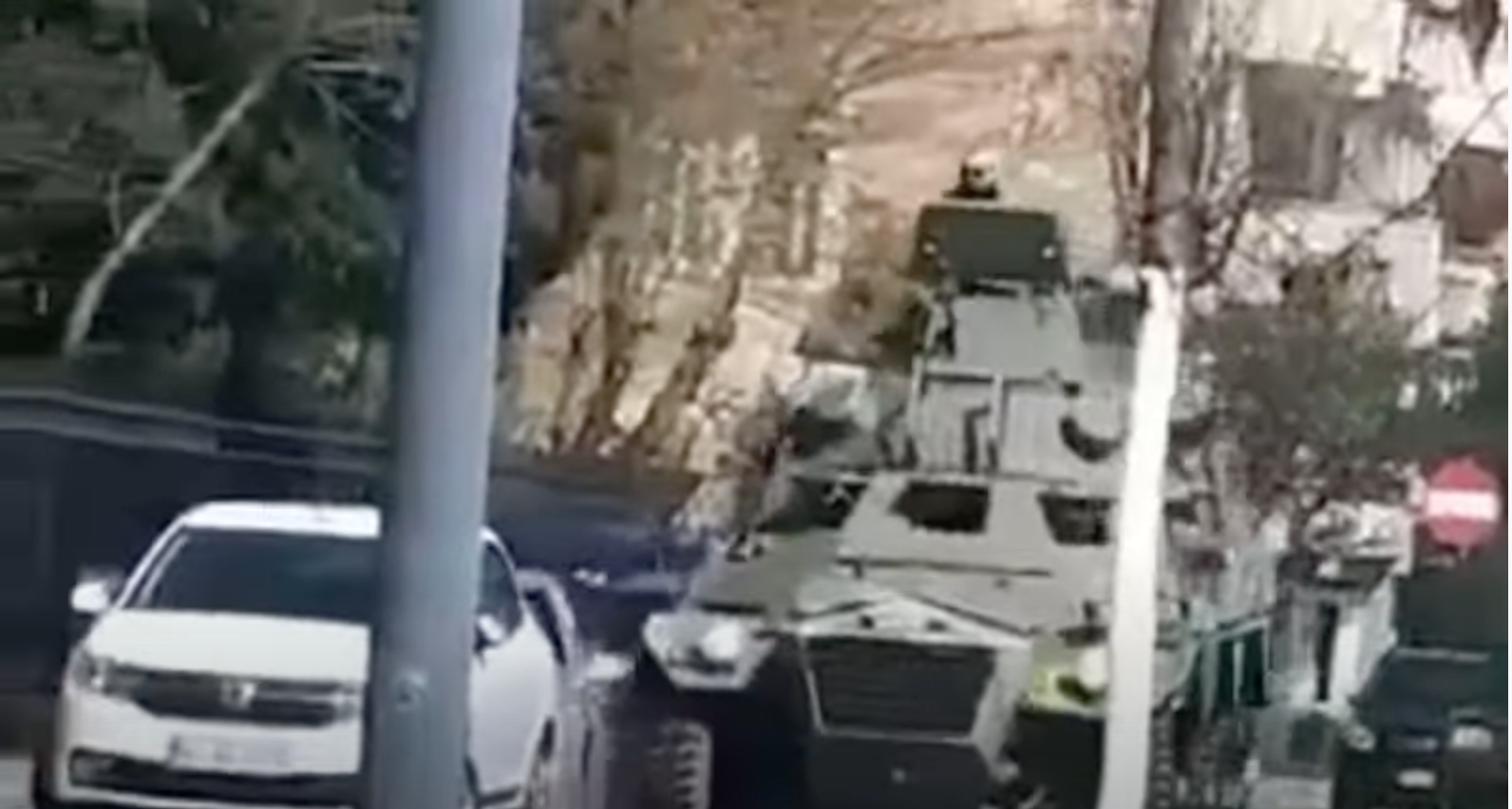 Egy harci jármű több parkoló autót letarolt egy román klipforgatáson, mert a vezetője a mobilját nyomkodta
