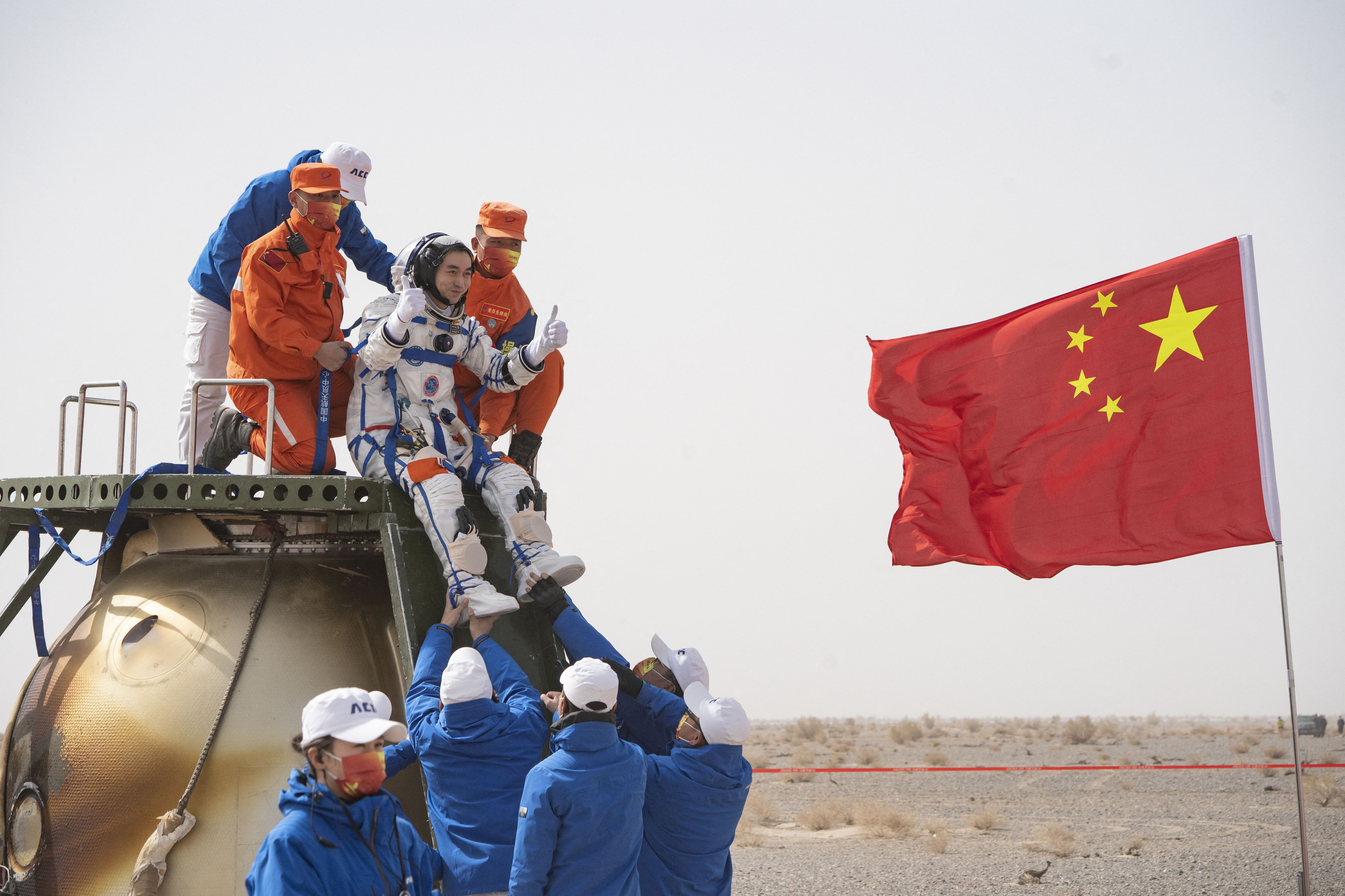 Fél év után tértek haza a kínai űrhajósok