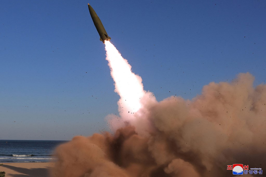 Észak-Korea két újabb irányított rakétát lőtt ki a Japán-tengerre