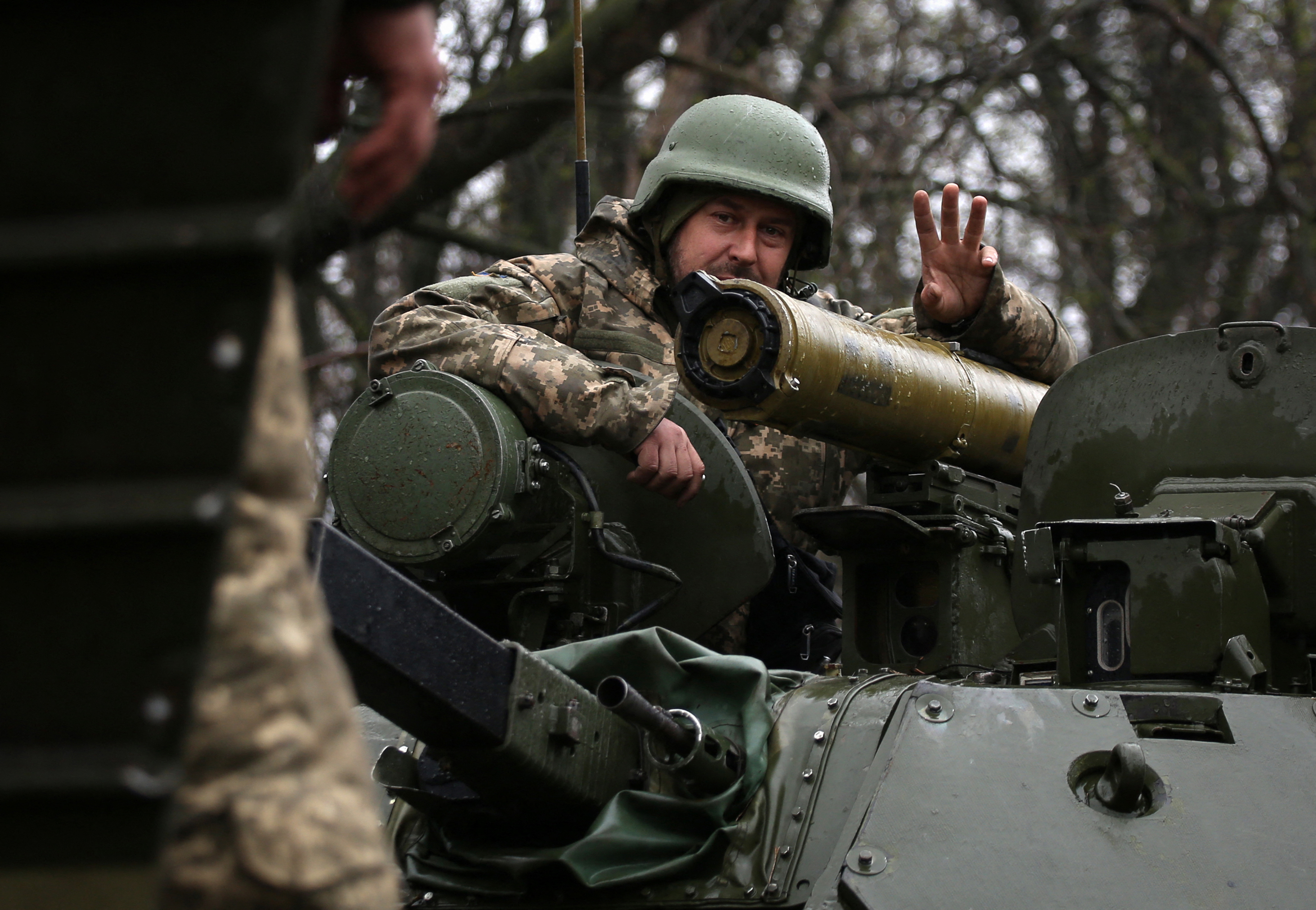 Ukrán katona a keleti arcvonalban, Izjum közelében.