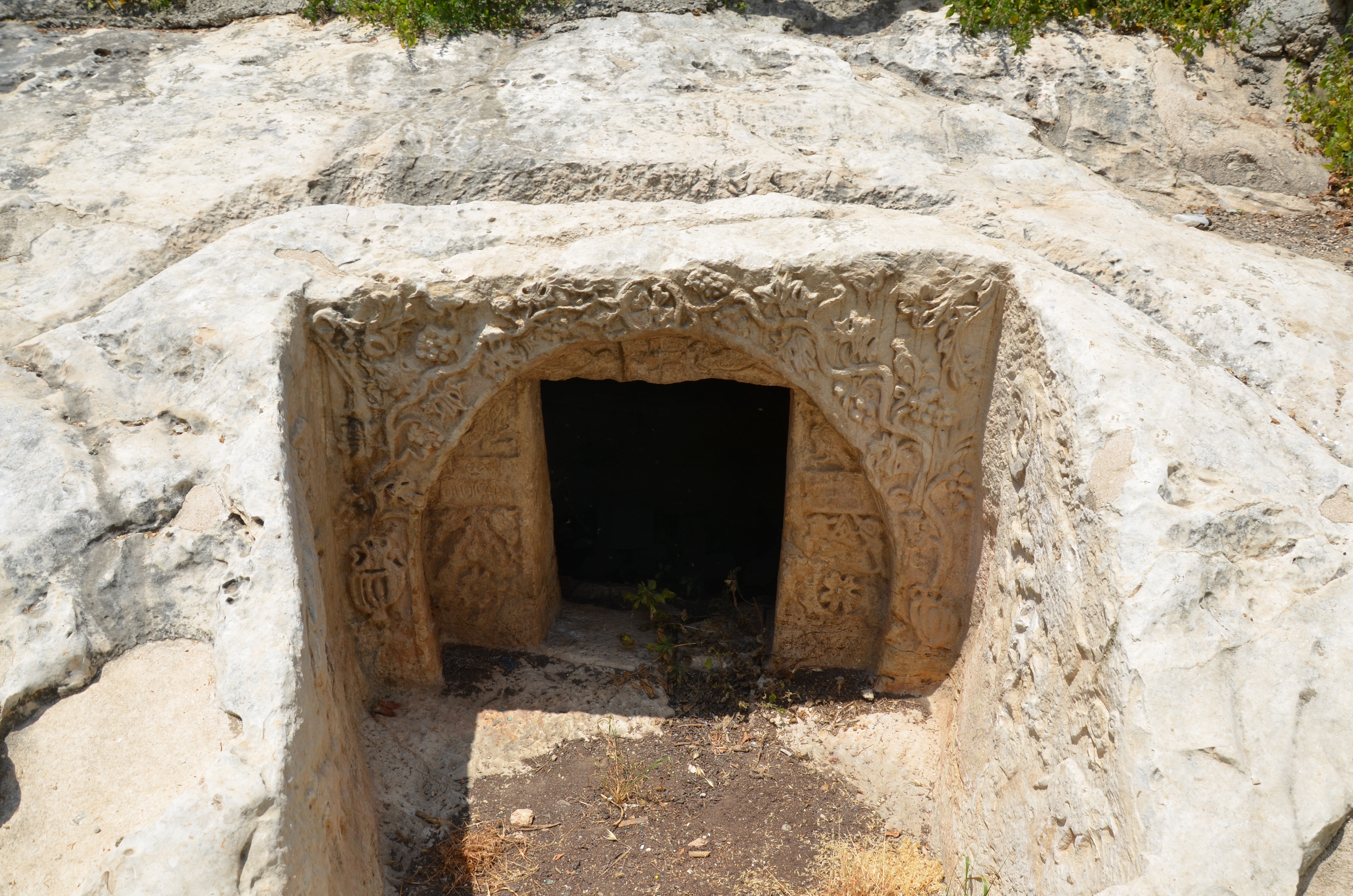 Korai keresztény közösség temetőjének gazdagon díszített sziklába vájt sírkamrája, Shefaram, Izrael