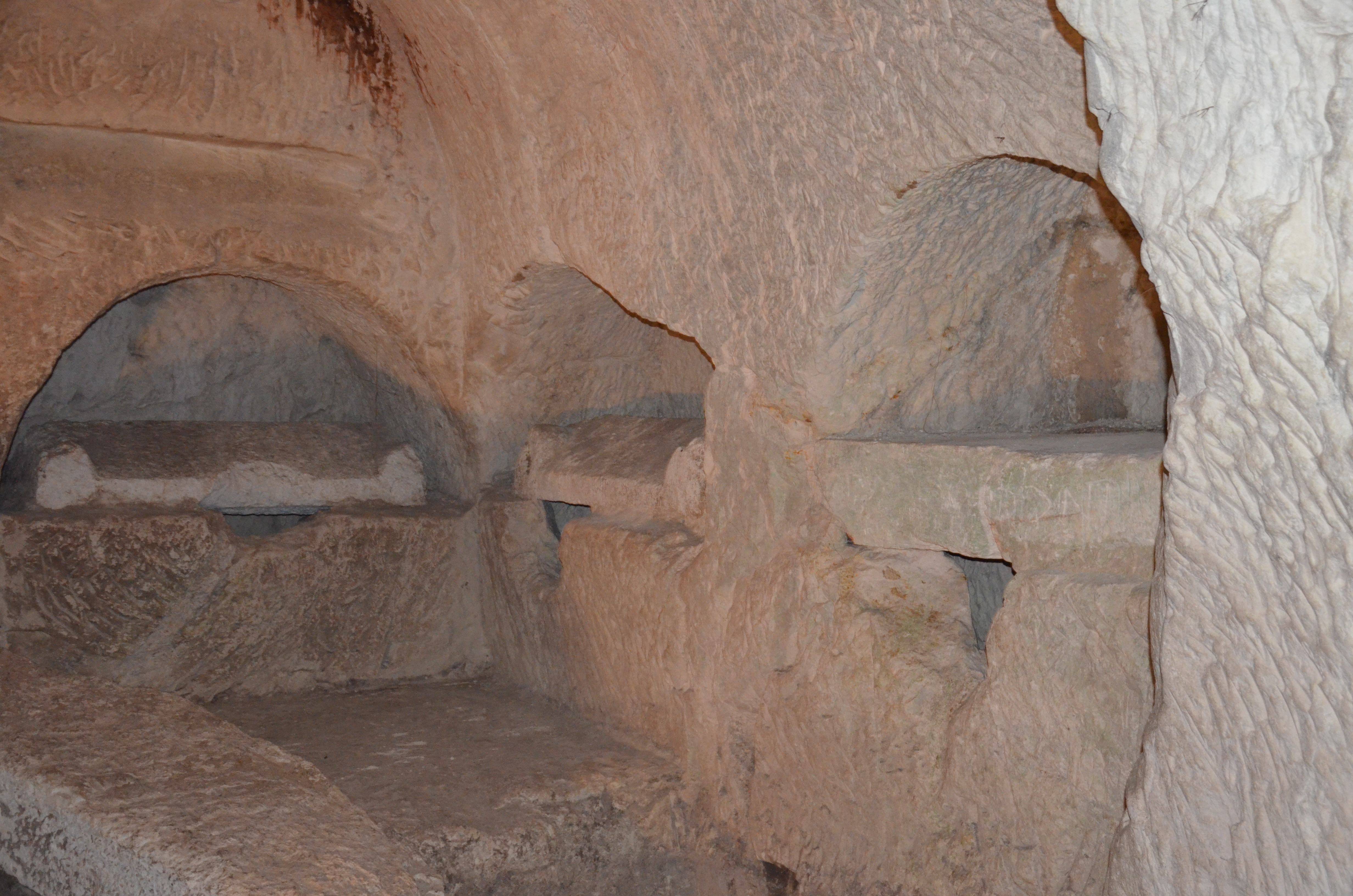 "Próféták sírjai", hosszanti folyosó falba vájt sírhelyekkel: a késő ókorban Jeruzsálembe érkező keresztény zarándokok temetkezési helye az Olajfák hegyén