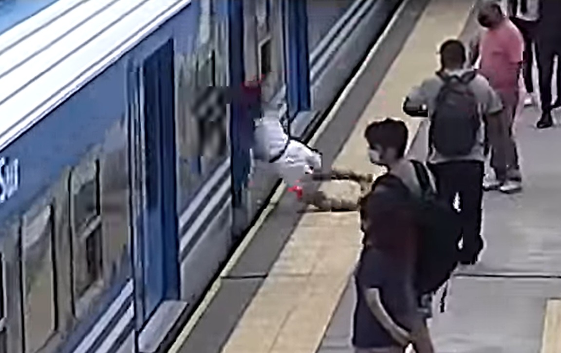 Egy argentin nő arccal előre beájult az érkező vonat alá, de semmi baja sem lett