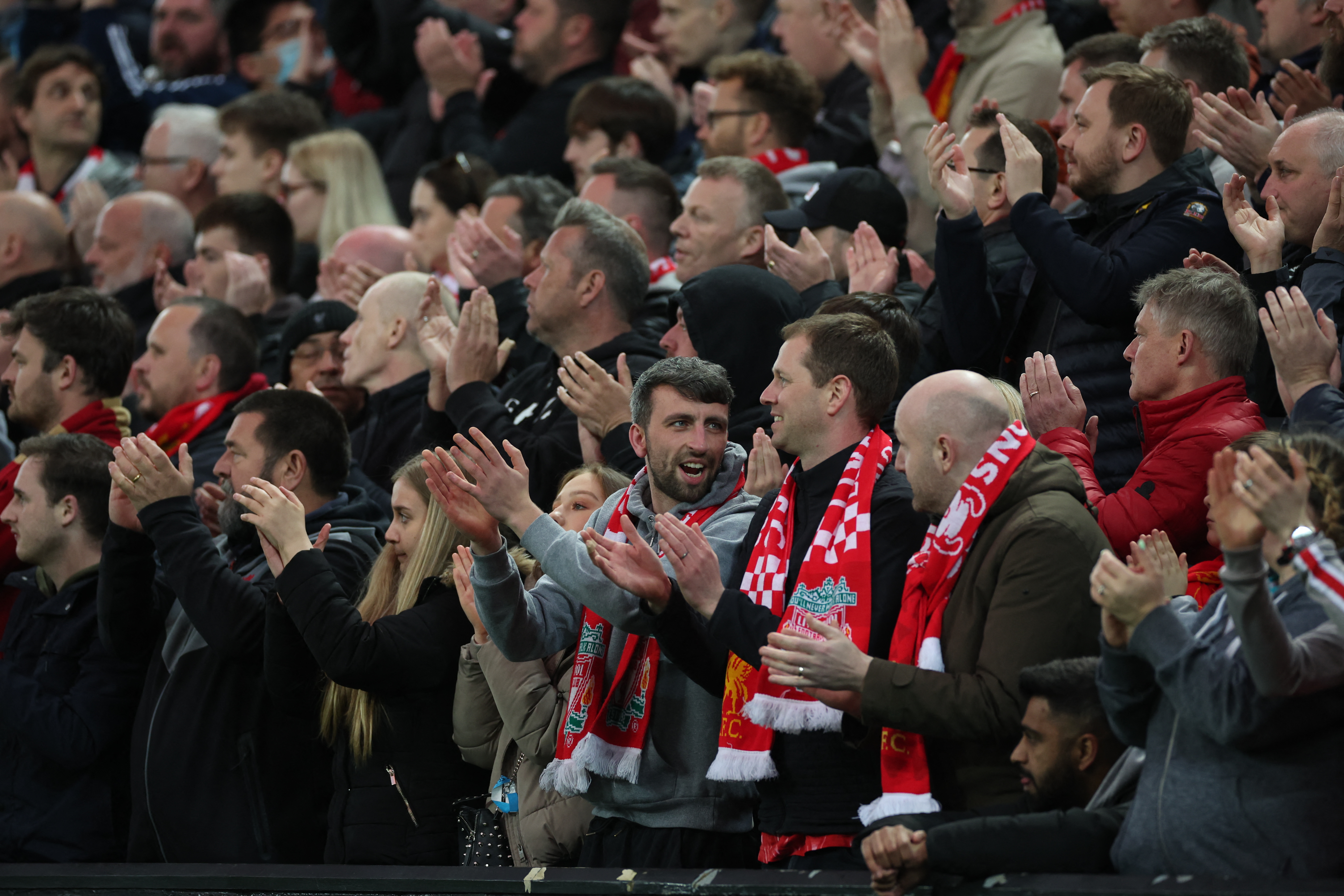 A Liverpool-szurkolók megható gesztusa: az egész stadion egy perces tapssal fejezte ki részvétét az újszülött fiát elveszítő Cristiano Ronaldónak