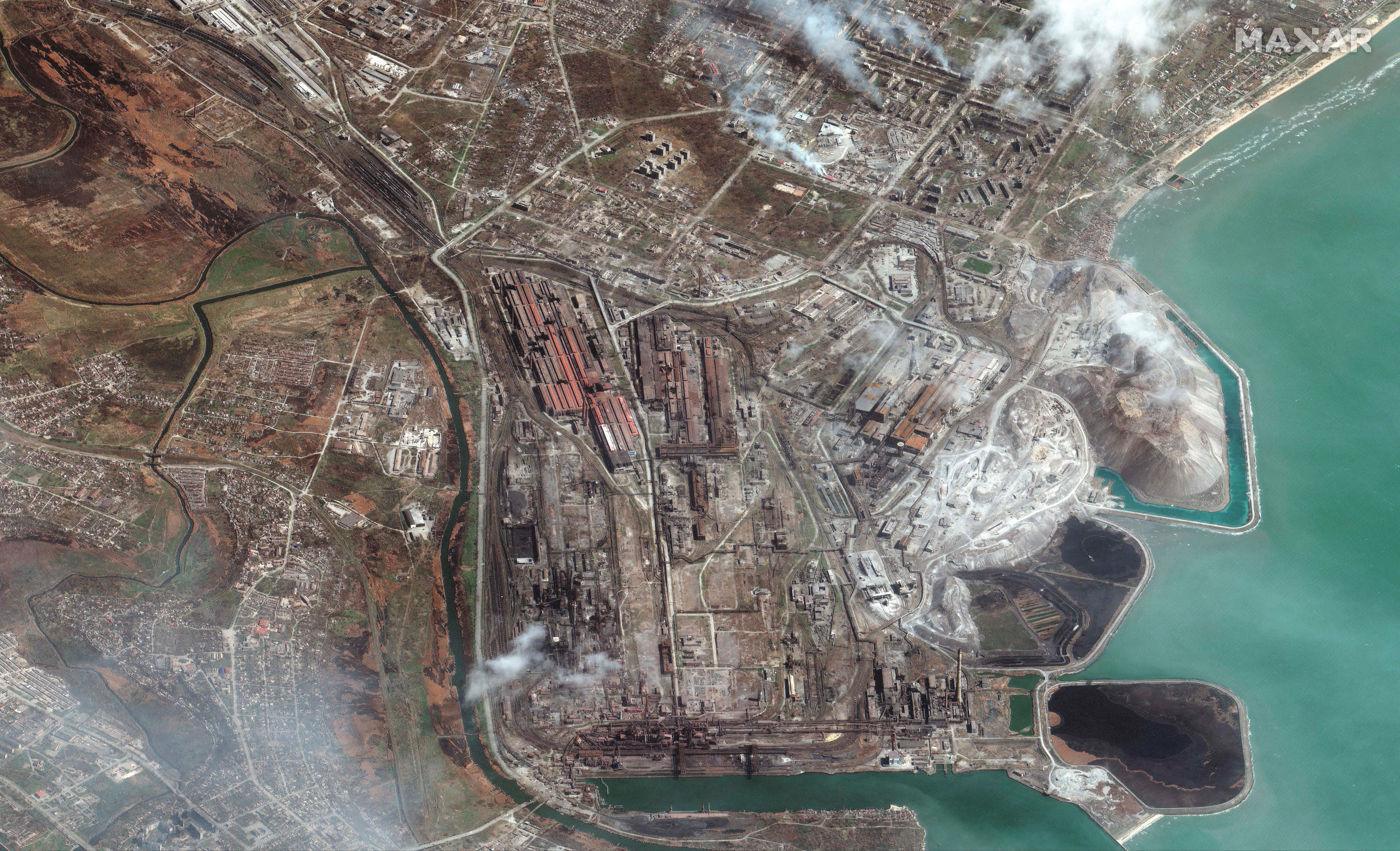 A Maxar Technologies műholdfelvétele a mariupoli Azovsztal acélgyárról, 2022. április 9-én. A várost védő ukrán erők maradéka az üzem területére húzódott vissza, és tart ki a végsőkig.