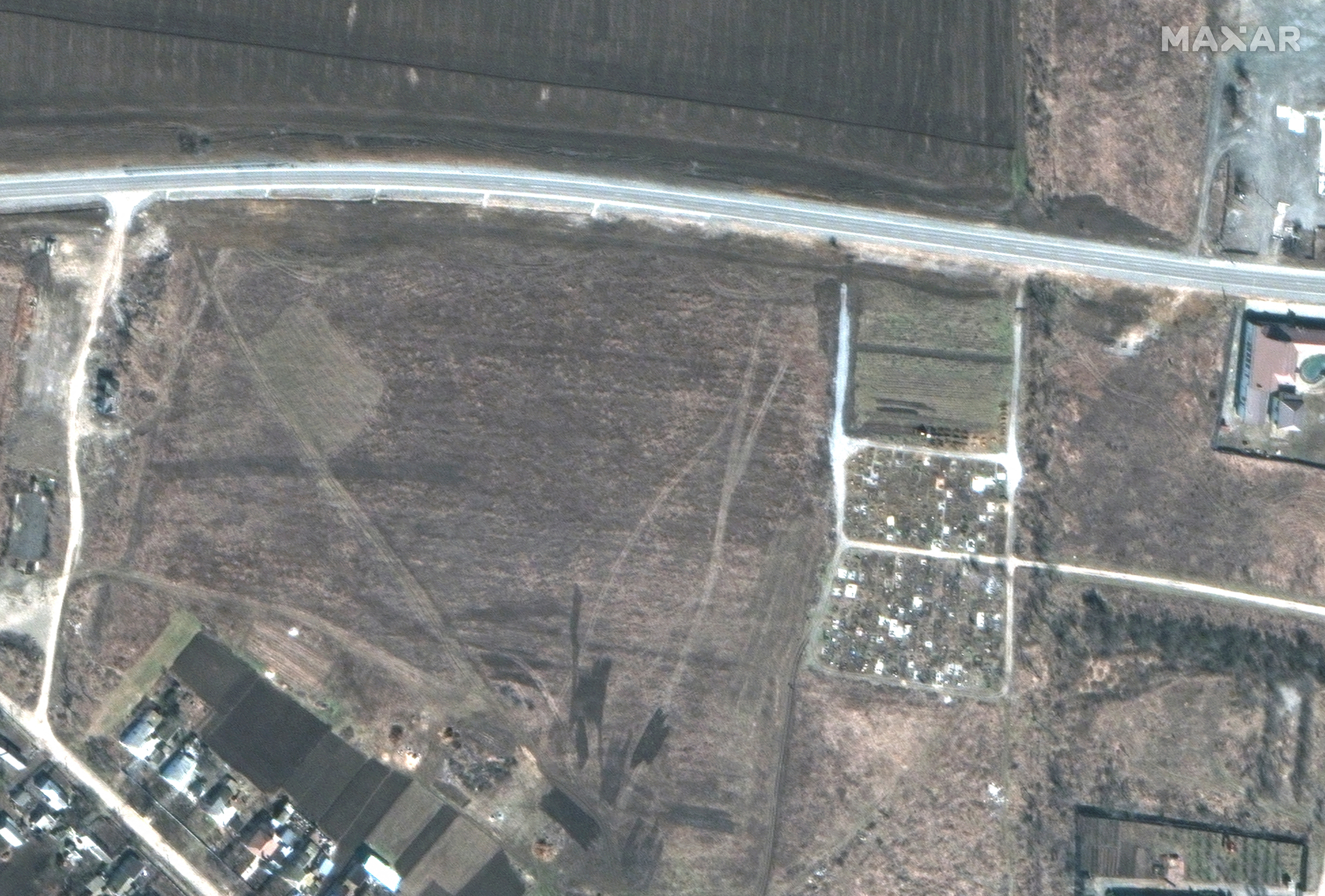 Az ugyanitt március 19-én rögzített műholdfelvételen még nem látszanak az új sírhantok, ez arra utal, hogy itt, a Mariupoltól húsz kilométernyire lévő faluban is tömeggyilkosságokat követtek el az orosz megszállók.