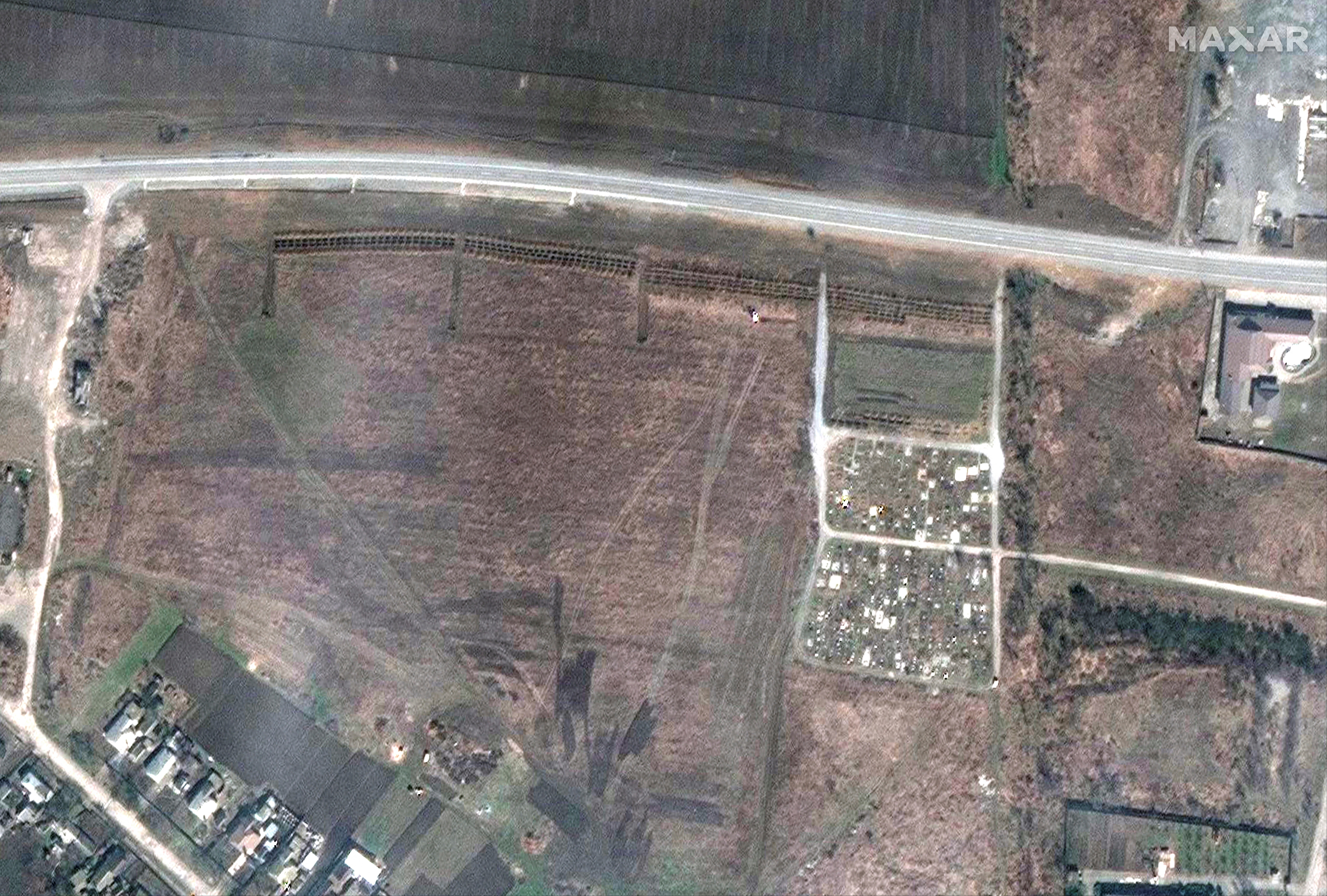 Több mint háromszáz* méter hosszú tömegsírt rögzített egy műhold Mariupol közelében