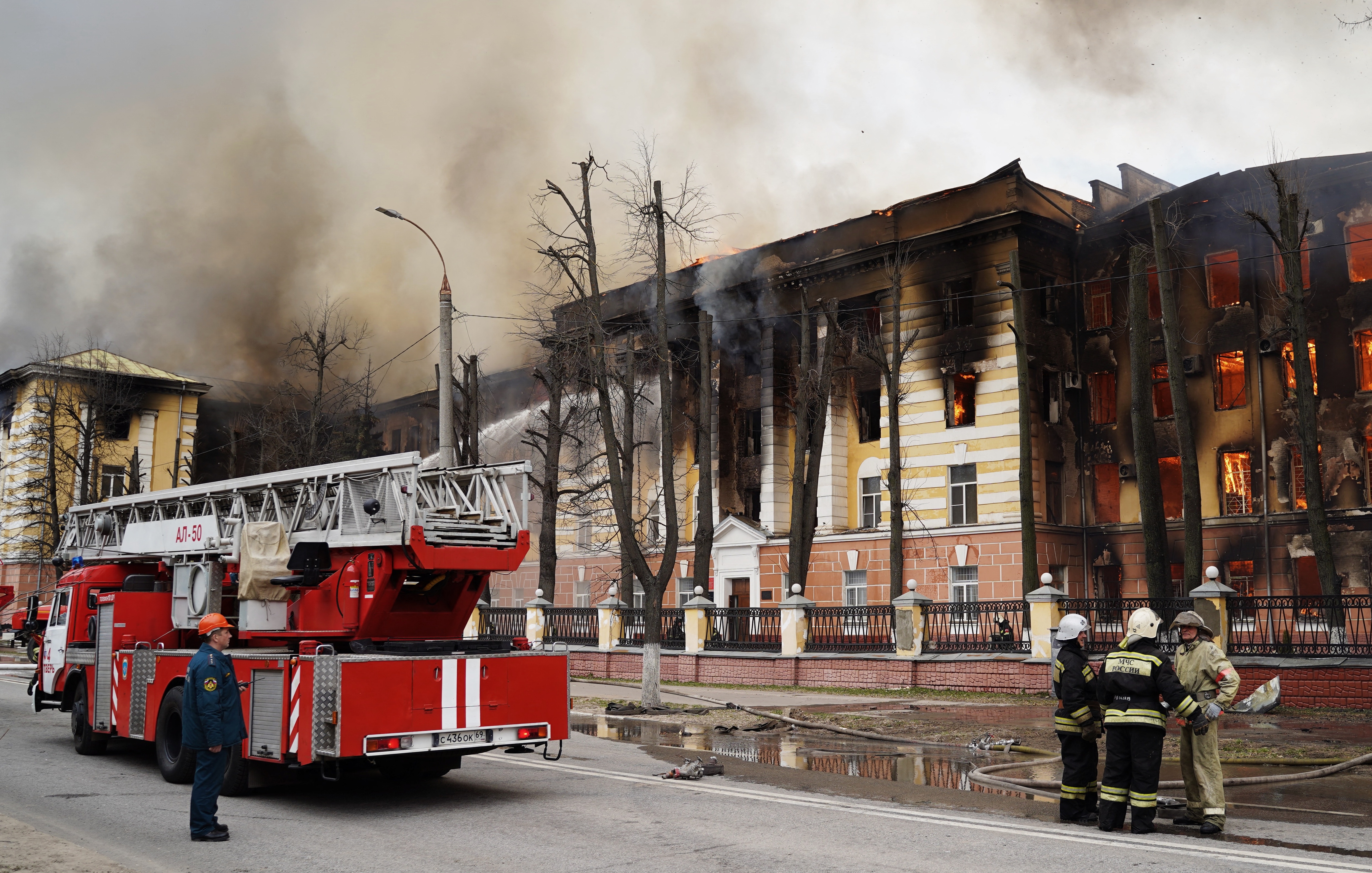 Tűz pusztított az orosz légierő kutatóközpontjában, legalább hét ember meghalt