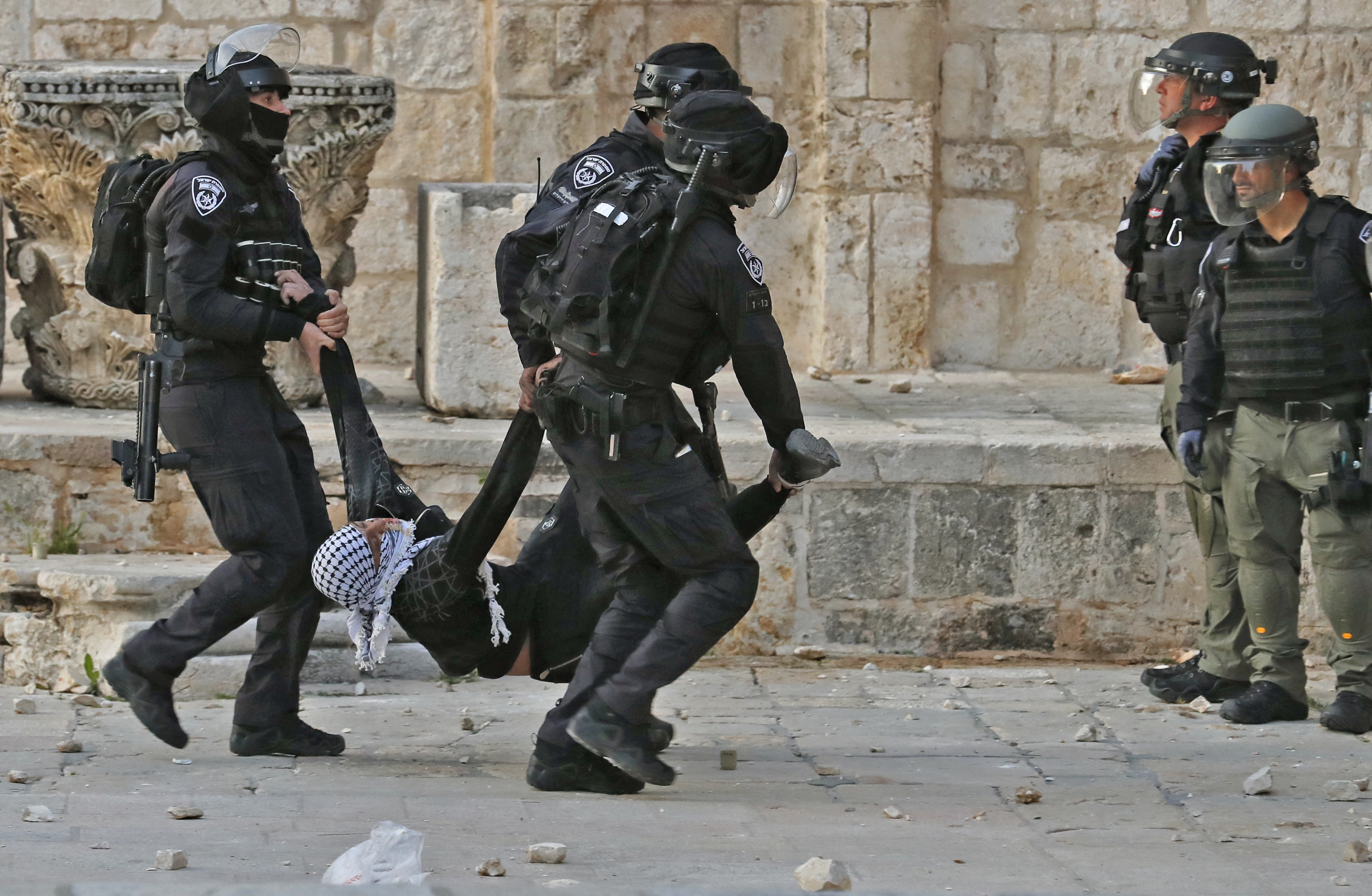 Az izraeli rendőrség megrohamozta az Al-Aksza mecsetet