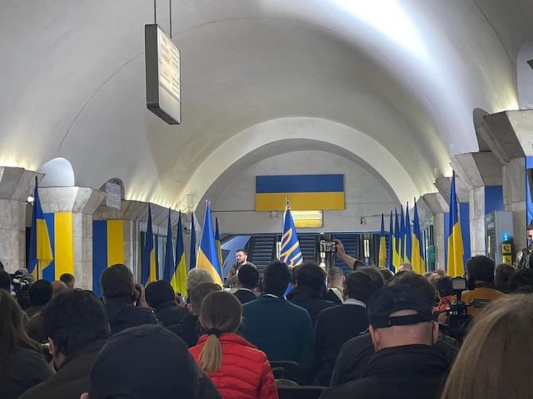 Zelenszkij sajtótájékoztatót tartott egy kijevi metróállomáson és azt mondta a mérgezések ellenére sem fél találkozni Putyinnal