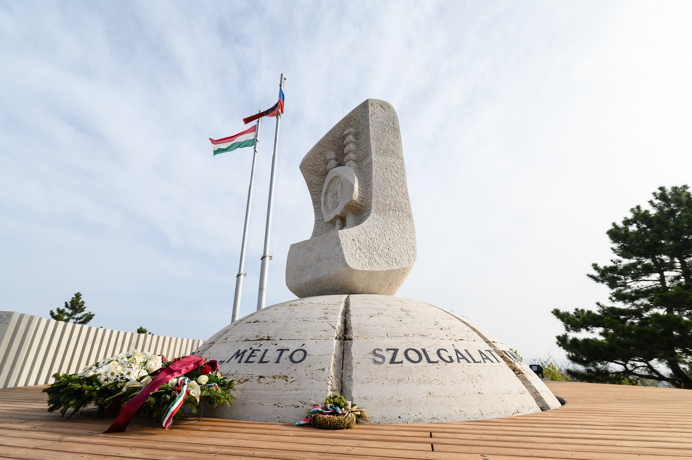 Az Aranybulla emlékműve a székesfehérvári Csúcsos-hegyen 2022. április 24-én, azon a helyen, ahol a hagyomány szerint egykor kihirdették.