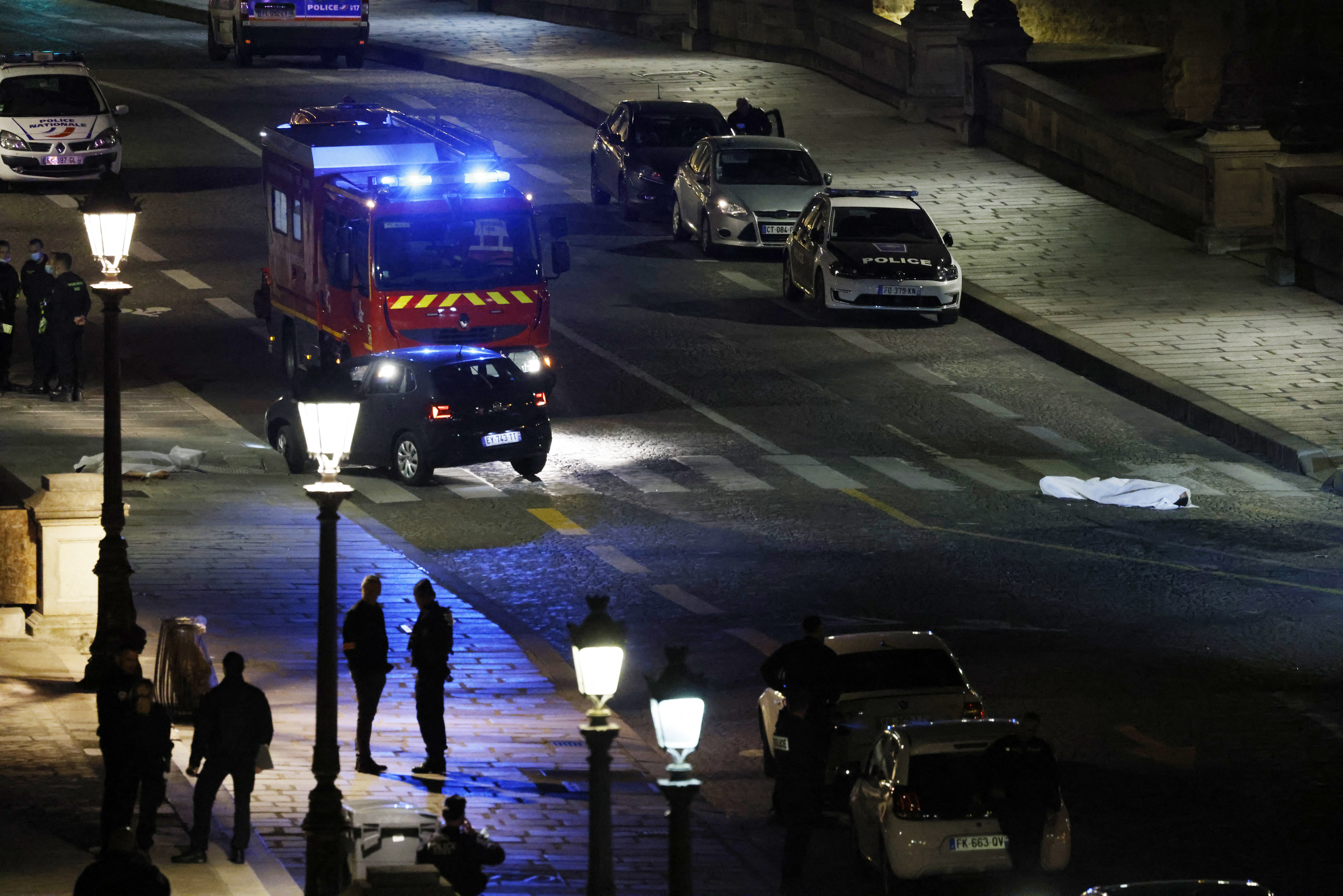 Rendőr nyitott tüzet egy autóra Párizsban, ketten meghaltak