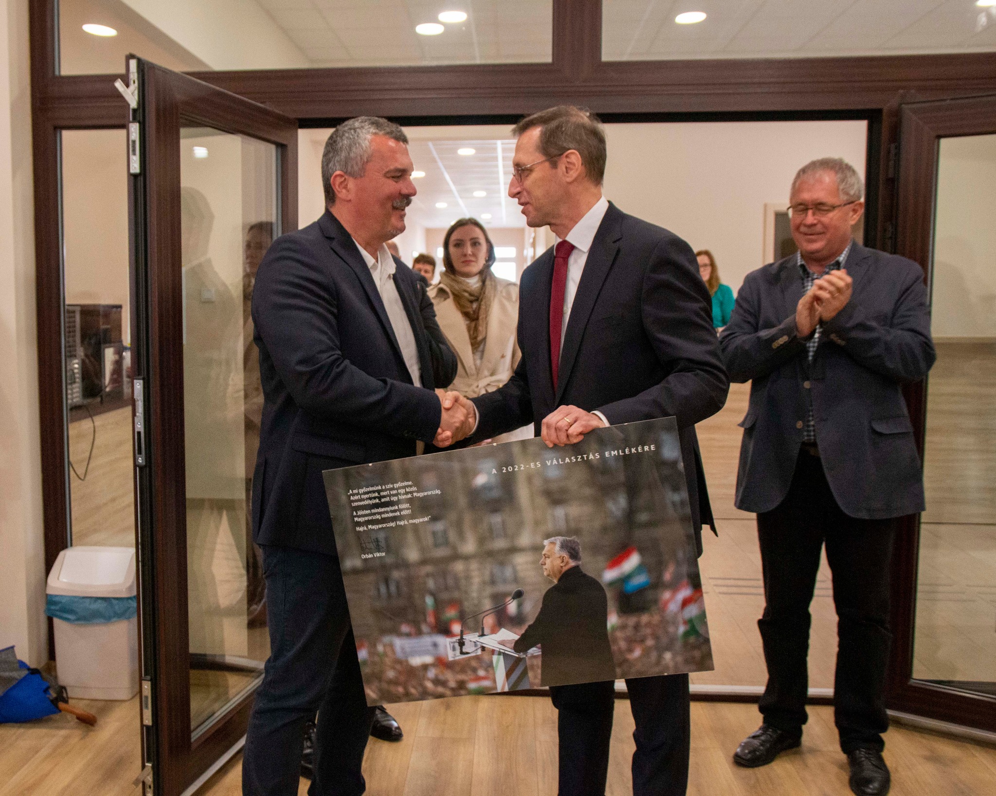 A pénzügyminiszter átadott egy Orbán Viktort ábrázoló, nagy méretű, felkasírozott fényképet a Kunszövetség elnökének